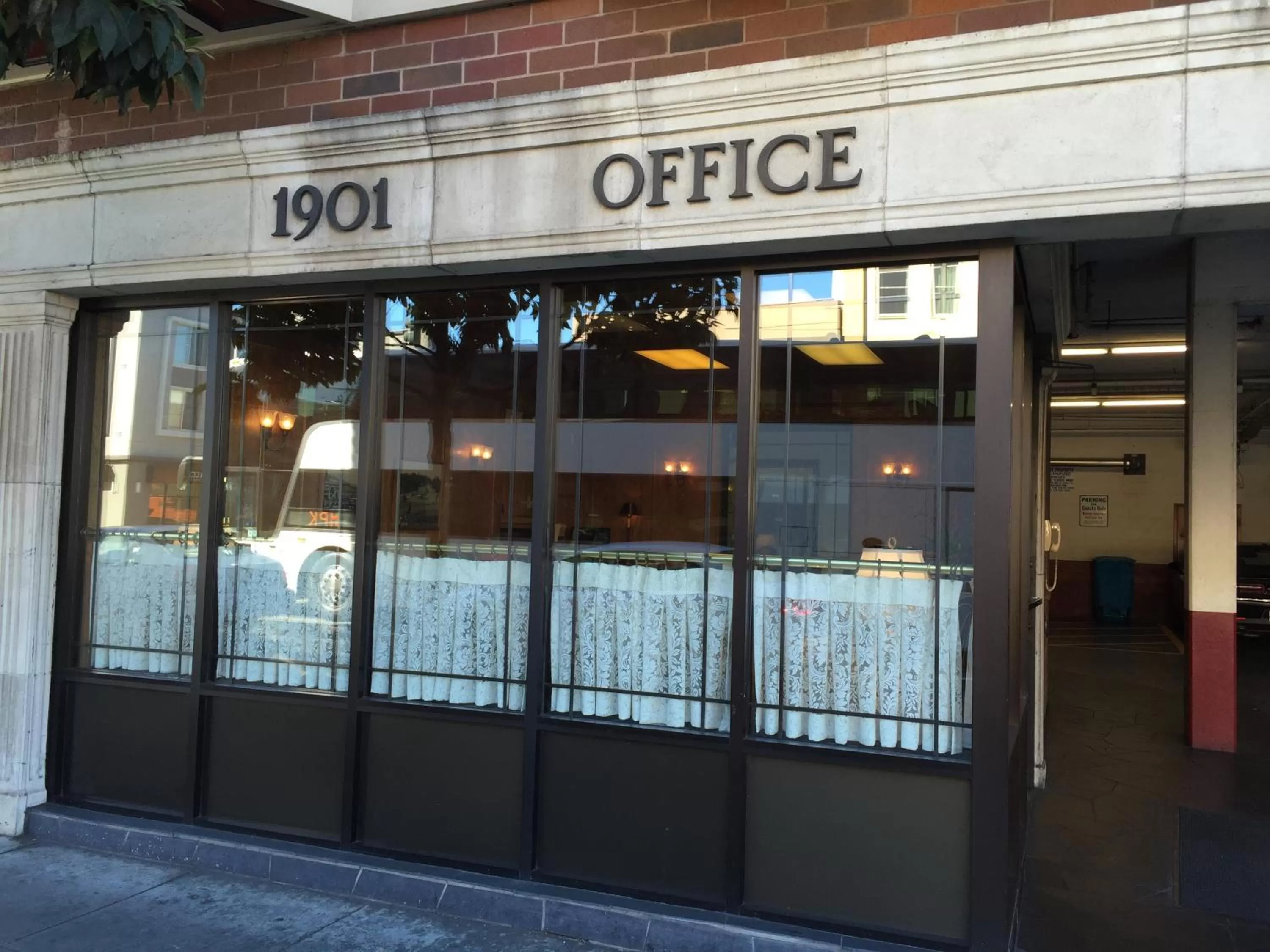 Facade/entrance in Coventry Motor Inn