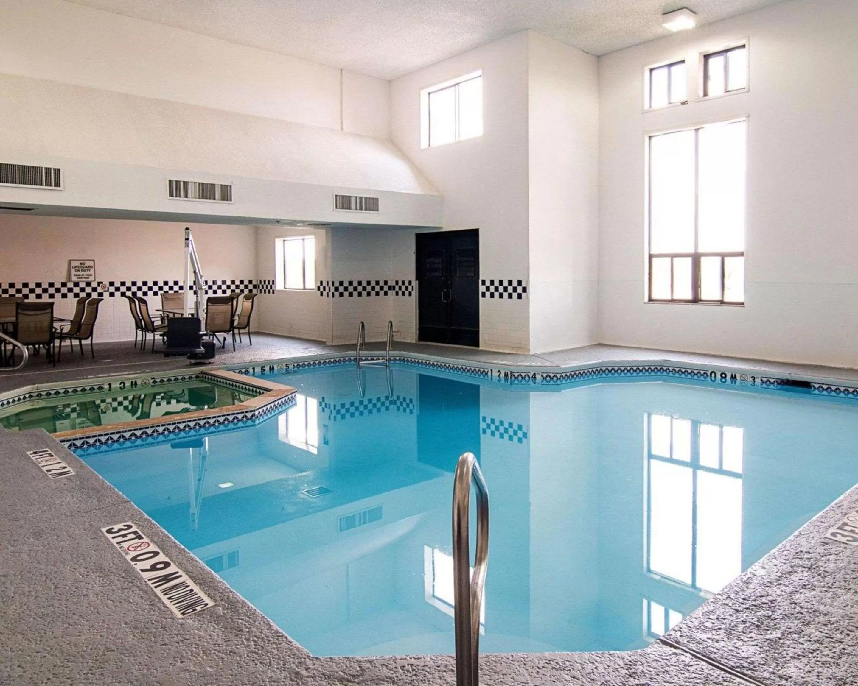 Swimming pool in Quality Inn Midland South