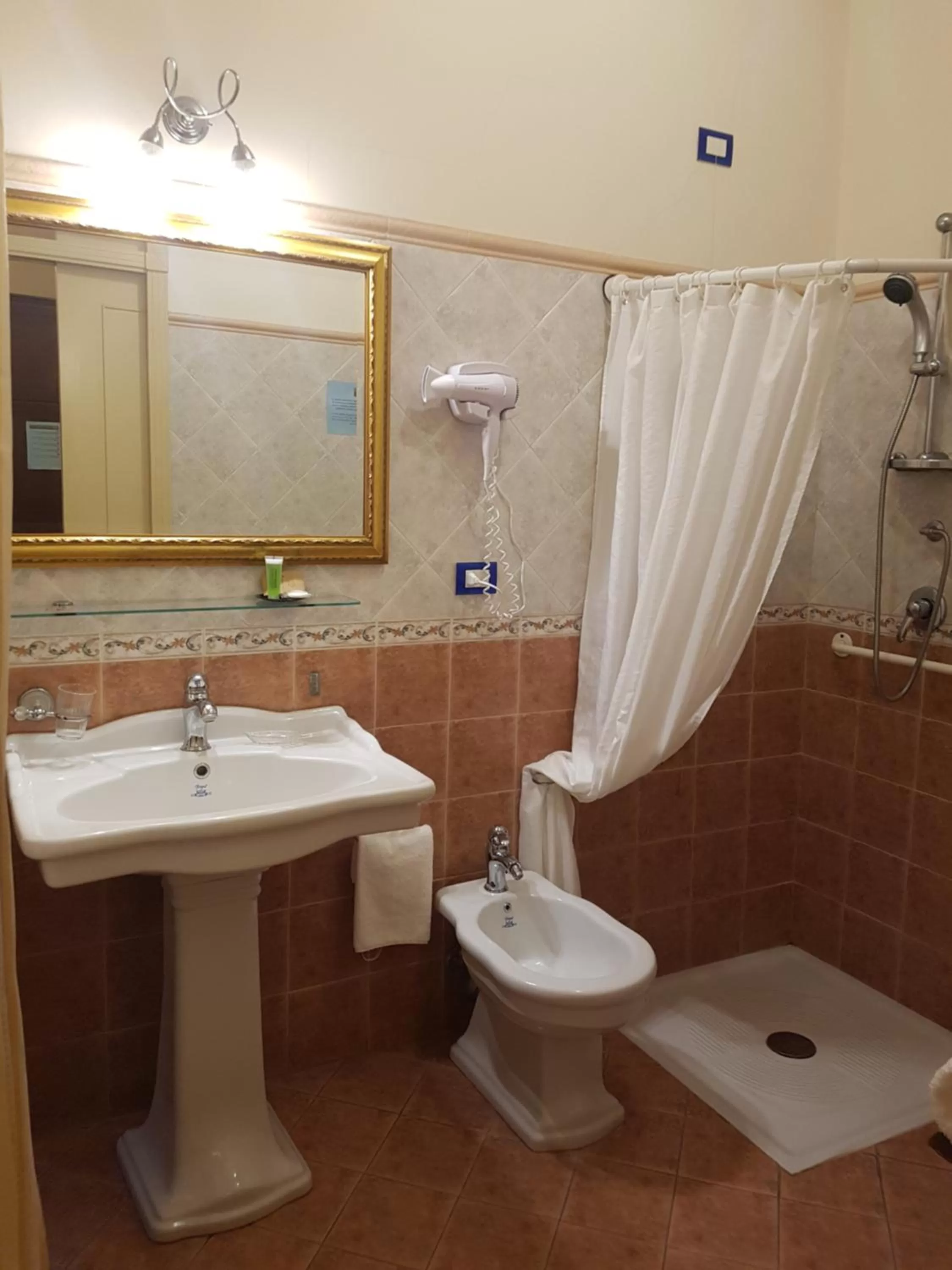 Bathroom in Hotel Sangiuliano 132 centro storico Catania