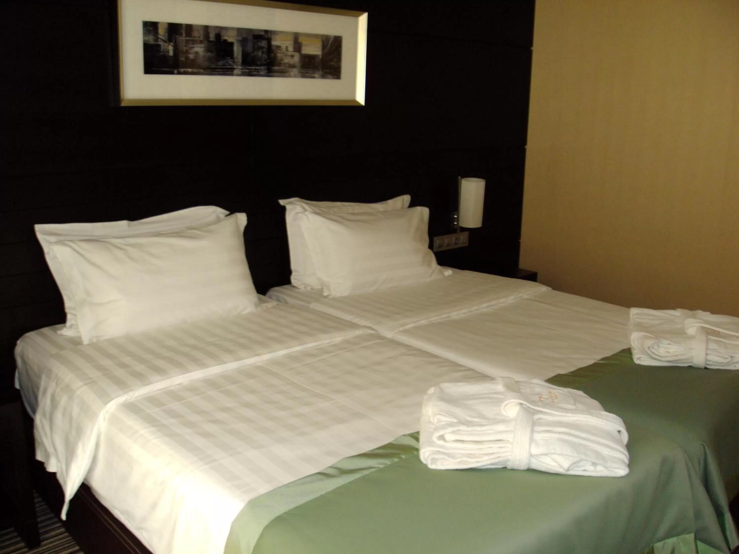 Two-Bedroom Apartment with Balcony - Complimentary water & Free Tea/Coffee Machine in Best Western Plus Olives City Hotel - Free Pool & Parking