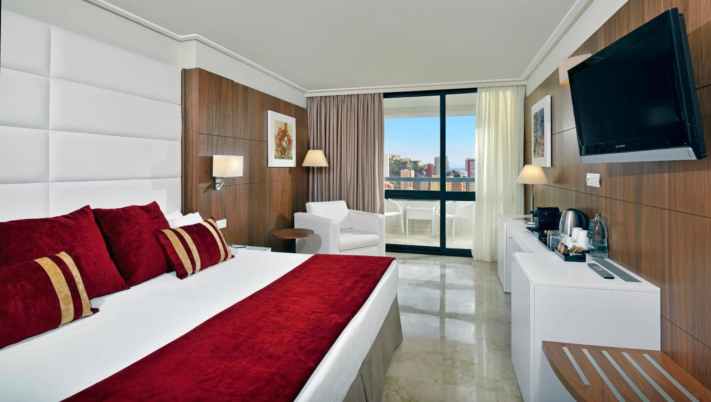 Photo of the whole room, Bed in Melia Benidorm