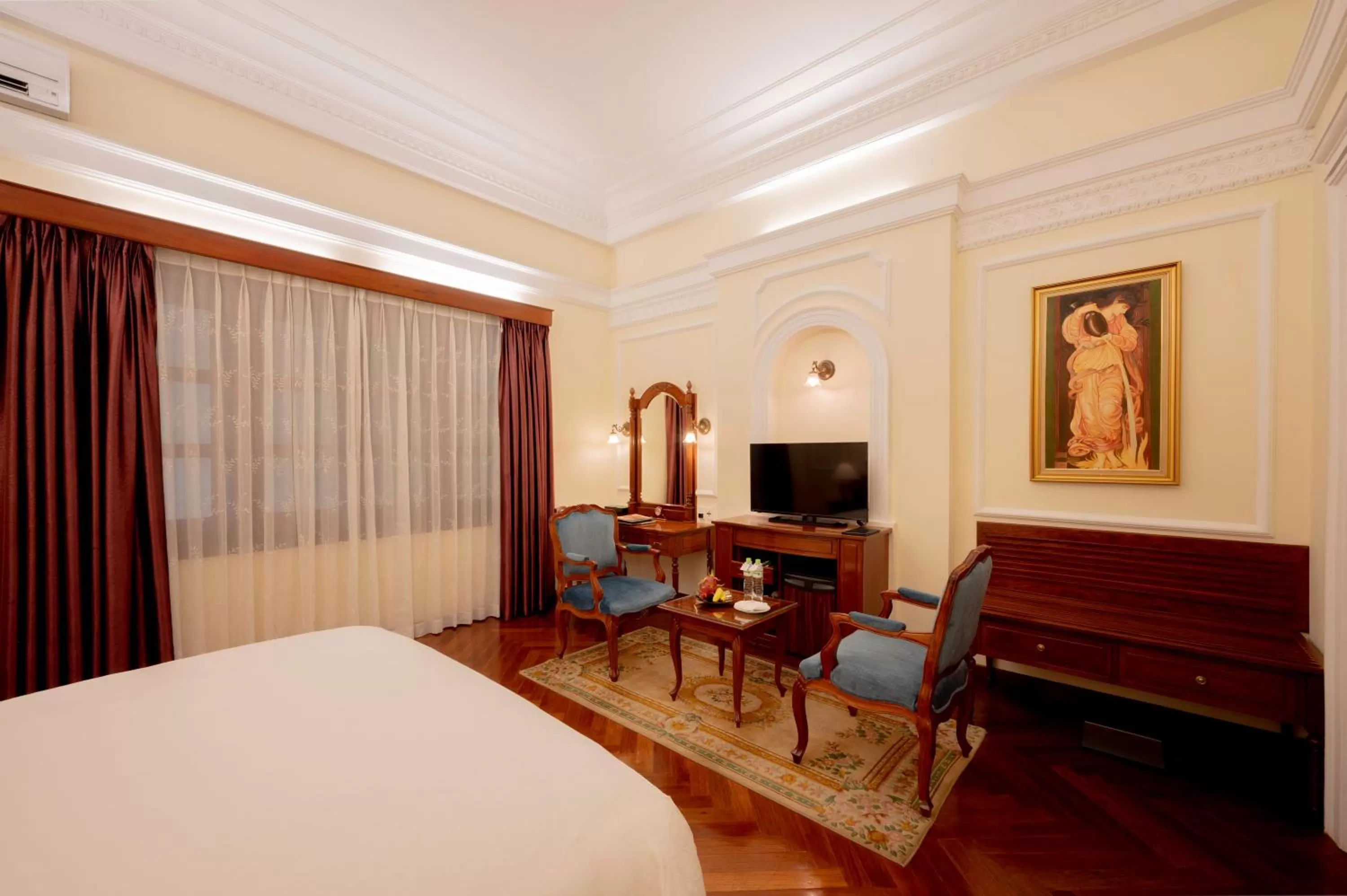 Photo of the whole room, Bed in Hotel Majestic Saigon