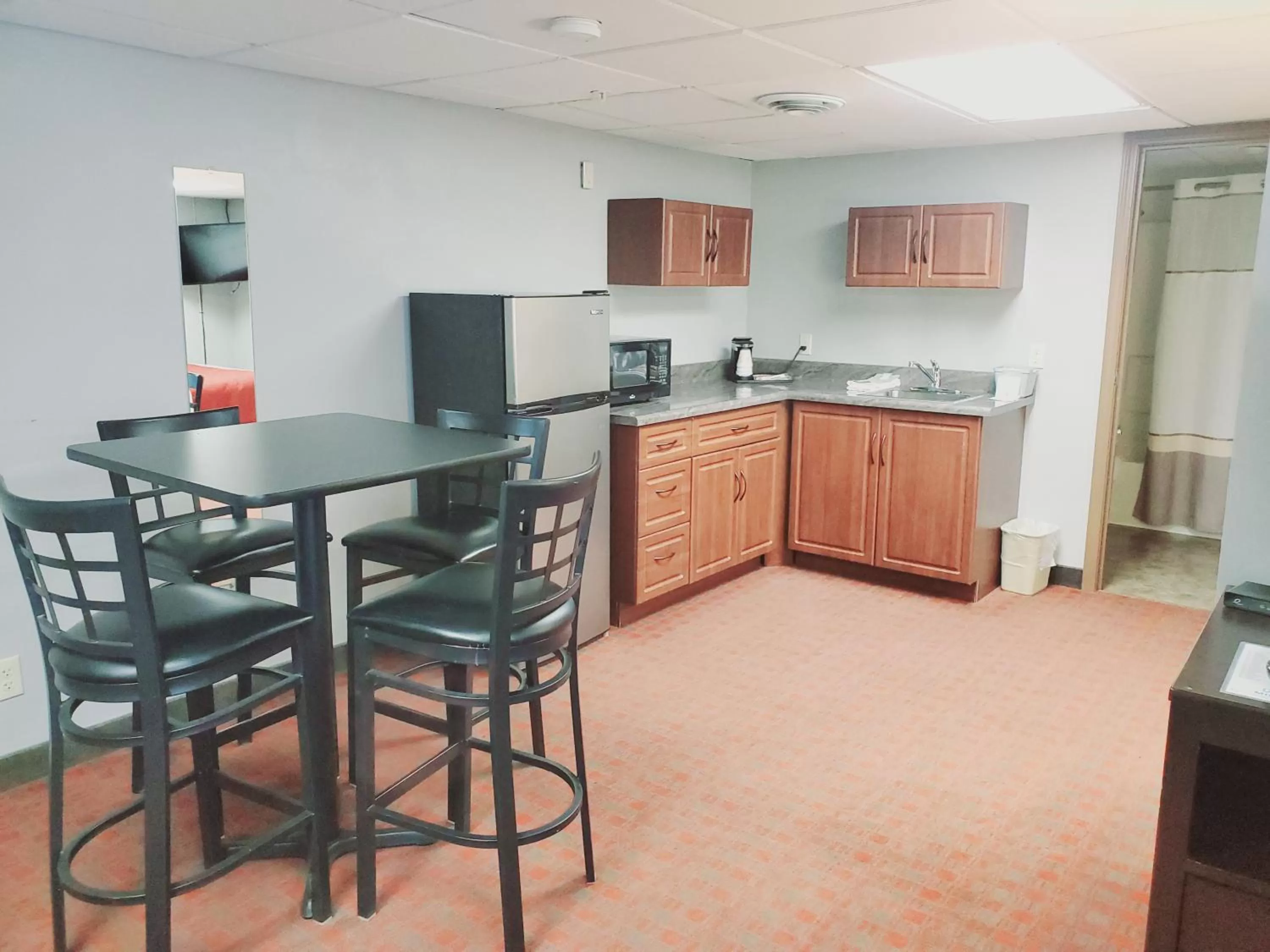 Kitchen or kitchenette in Blackstone Lodge and Suites