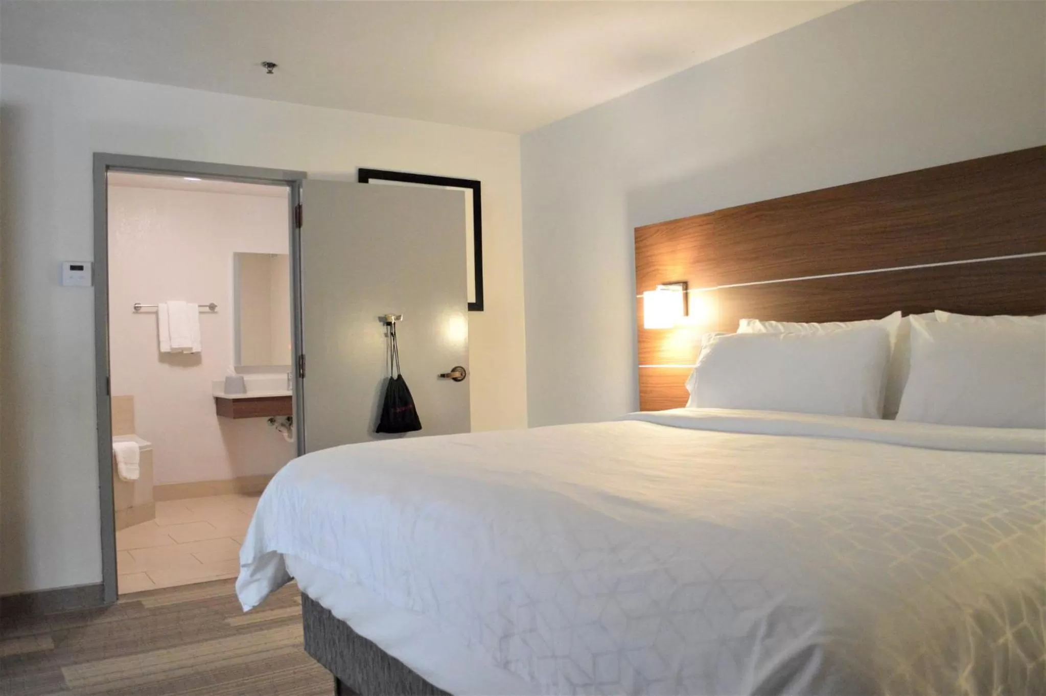 Photo of the whole room, Bed in Holiday Inn Express & Suites Batesville by IHG