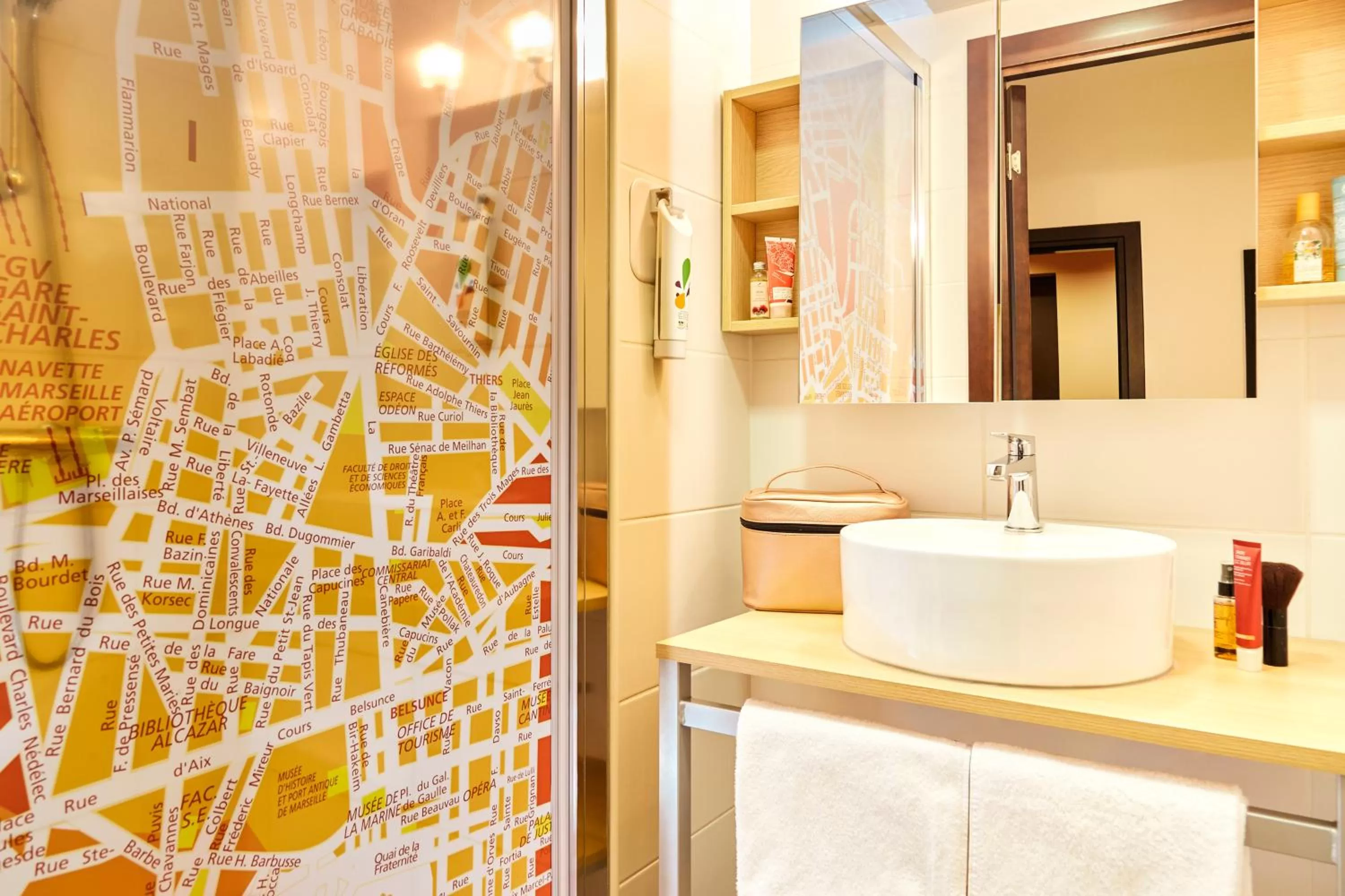 Shower in ibis Styles Marseille Gare Saint-Charles