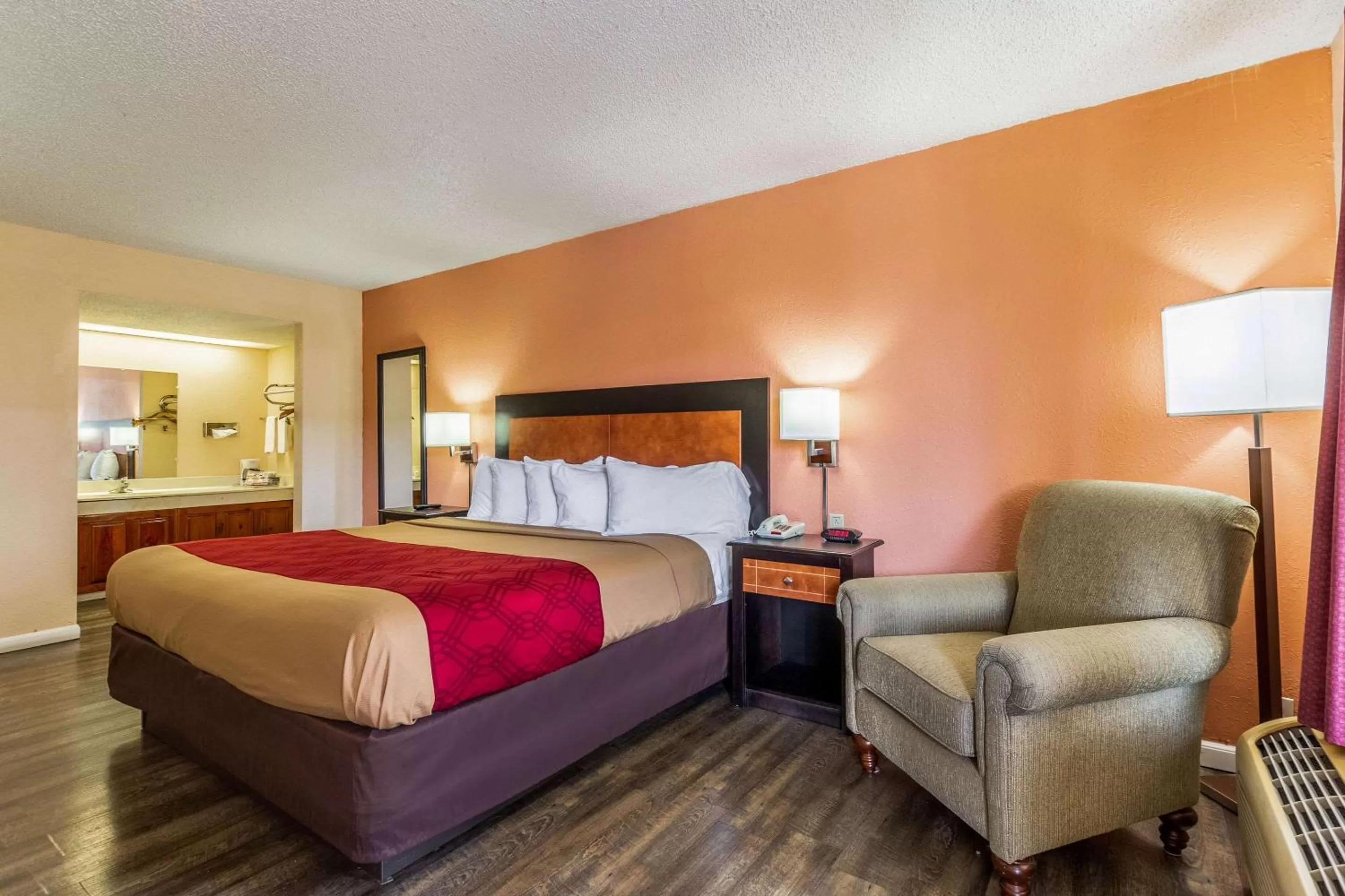 Photo of the whole room, Bed in Econo Lodge Rocky Top