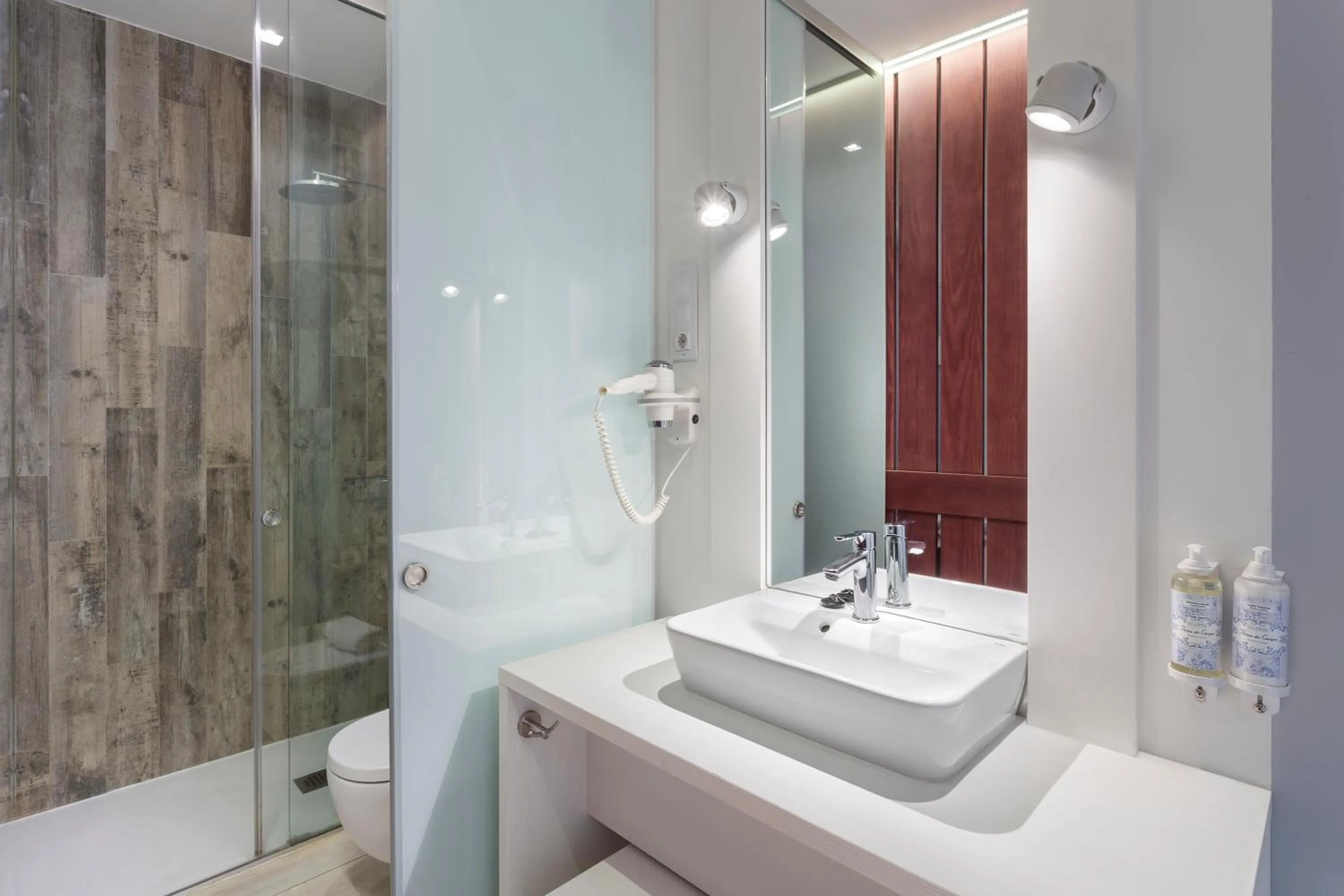 Shower in B&B HOTEL Madrid Centro Fuencarral 52