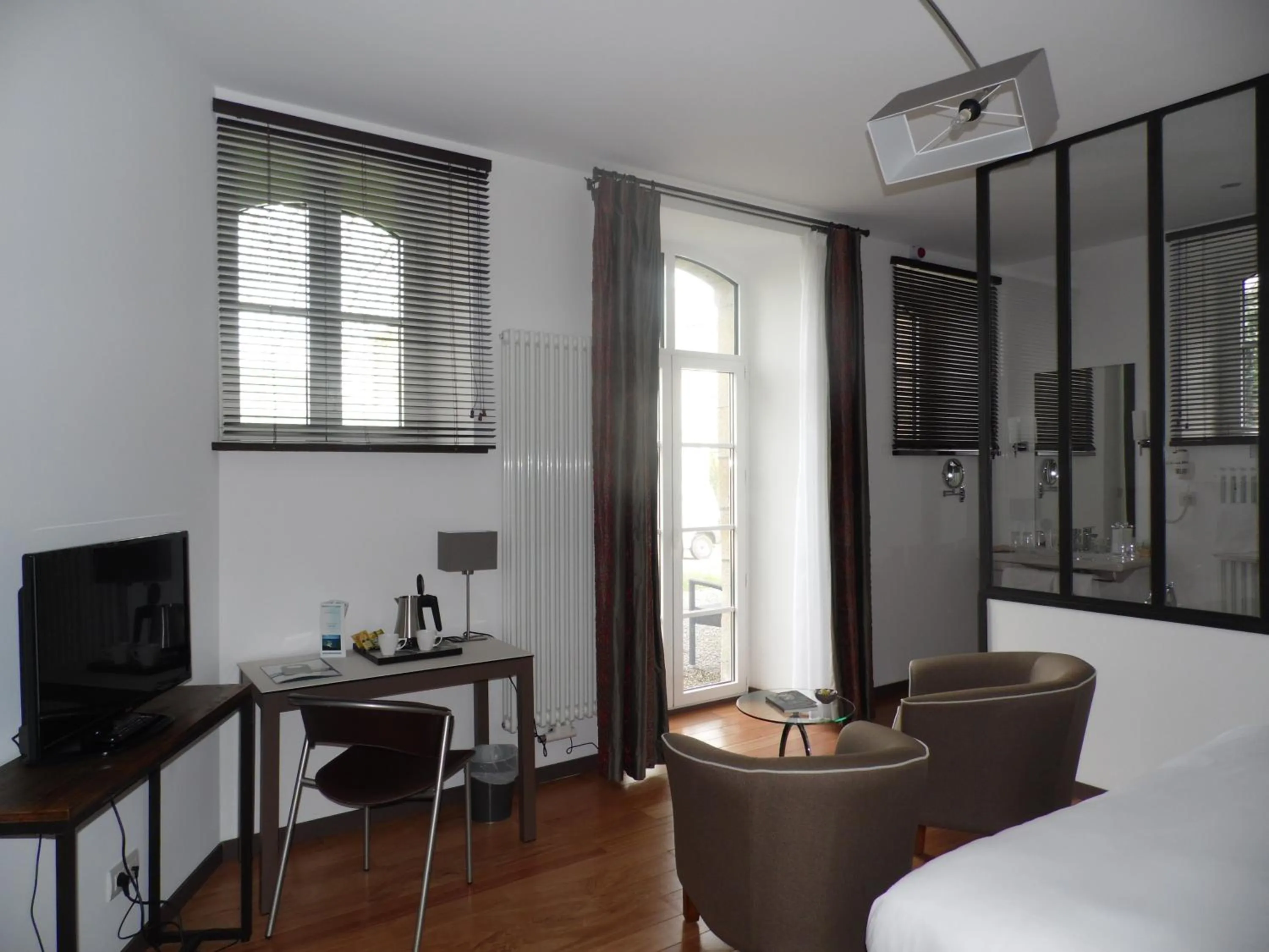 Coffee/tea facilities in Clos de Vallombreuse, The Originals Relais