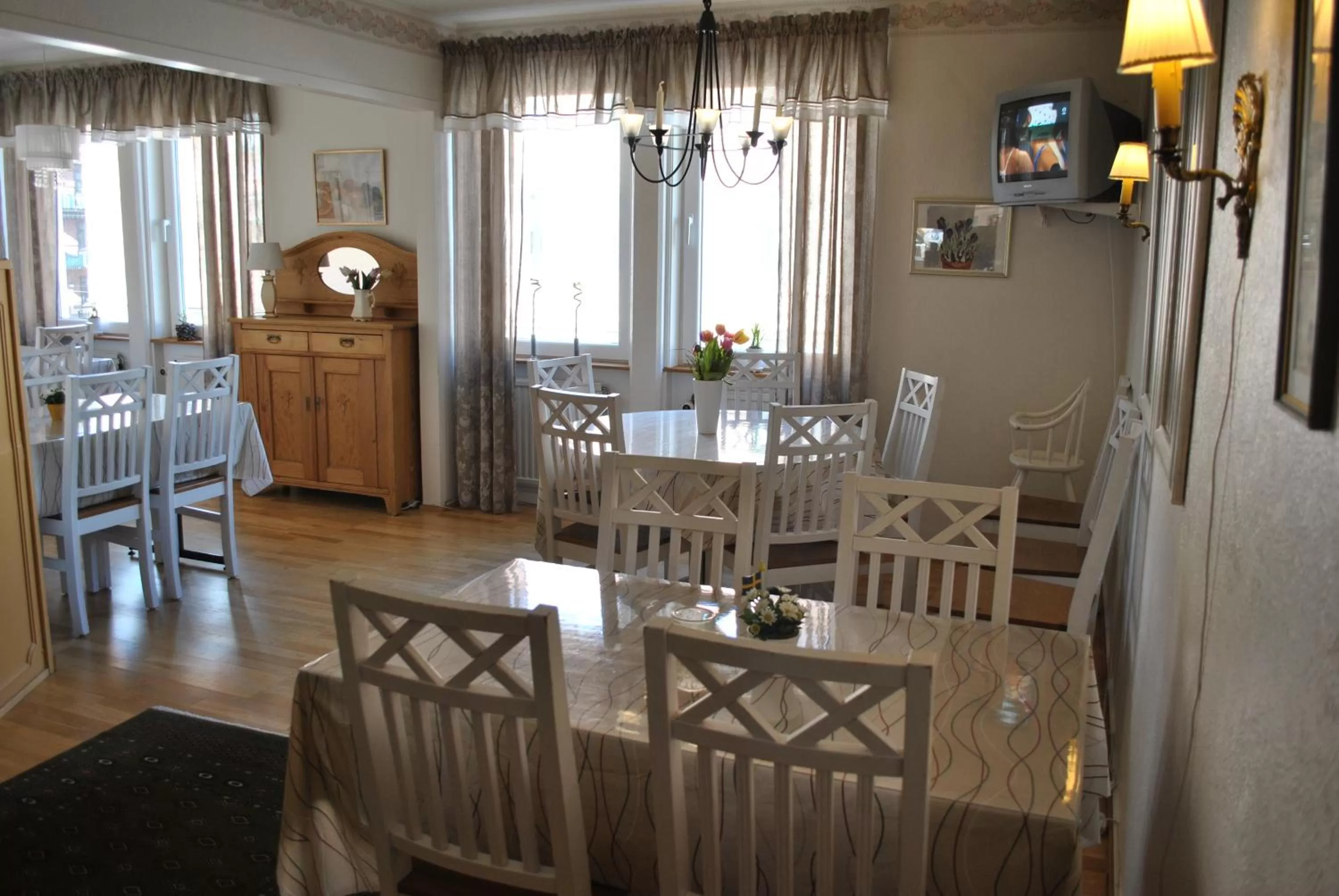 Communal lounge/ TV room in Solsta Hotell