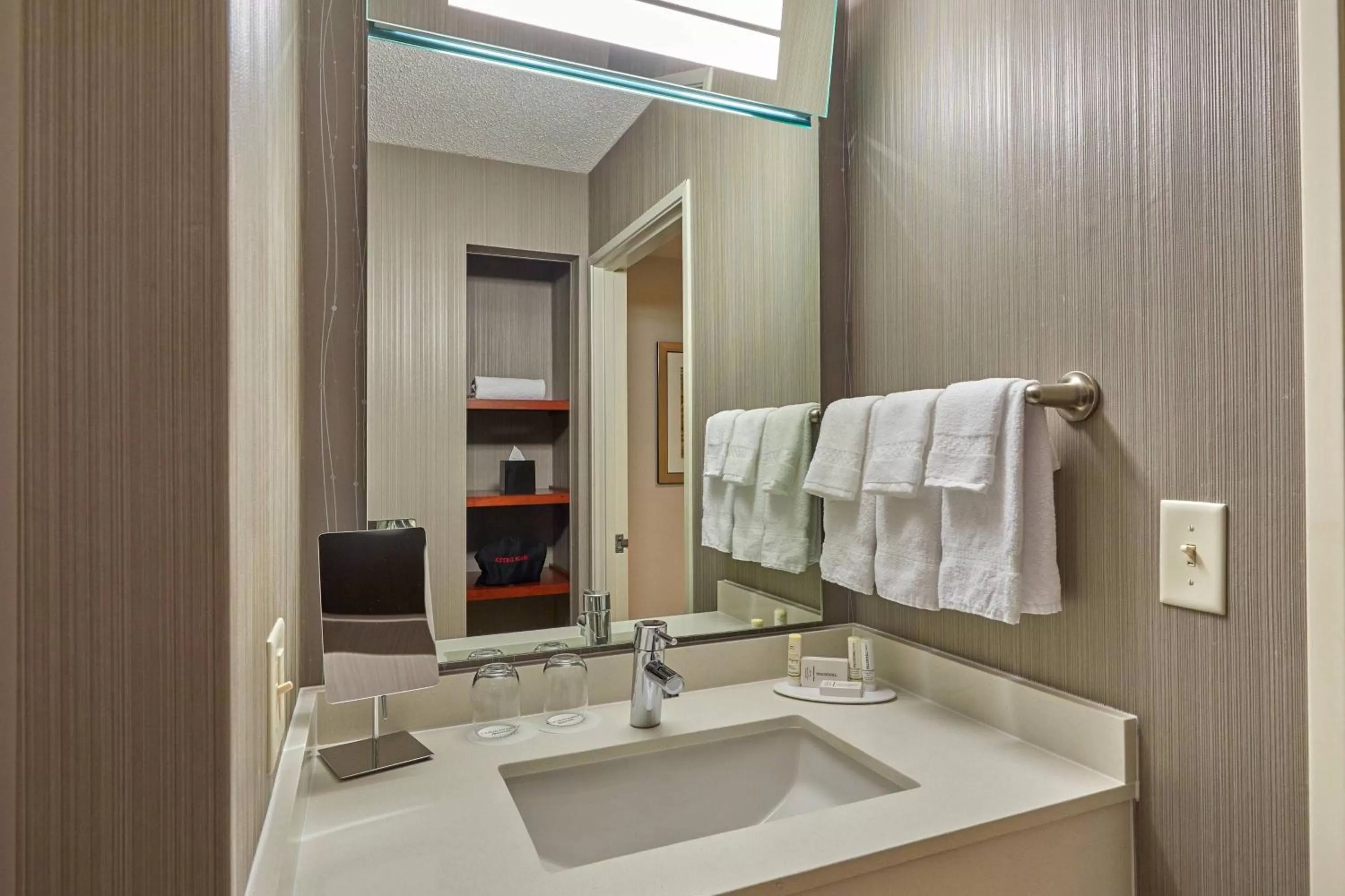 Suite, 1 King, Sofa bed in Courtyard by Marriott Eugene Springfield