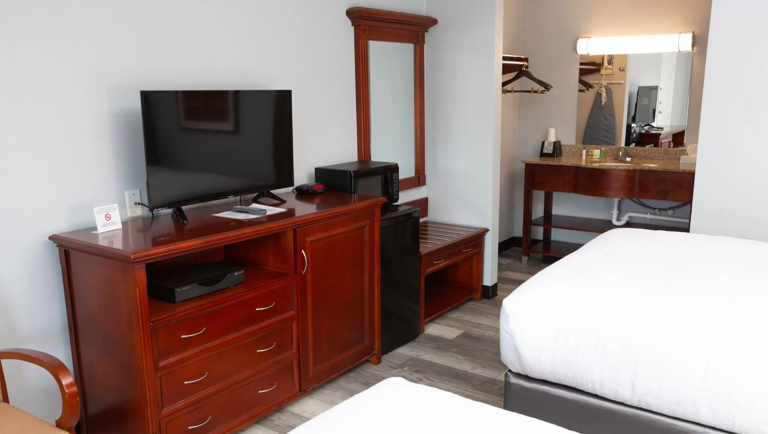 Bedroom, Bed in Sunrise Inn Williamstown