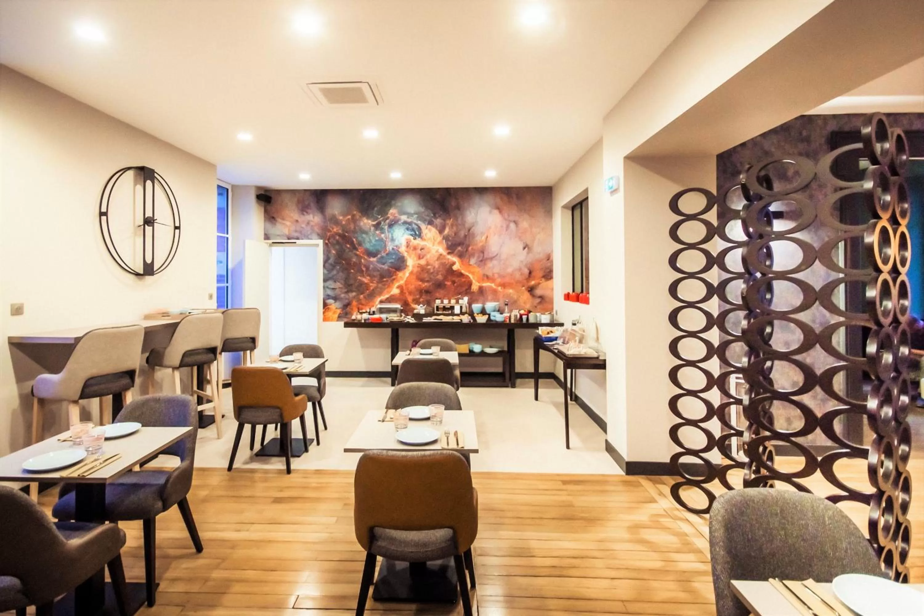 Buffet breakfast in Logis Villa C Hôtel