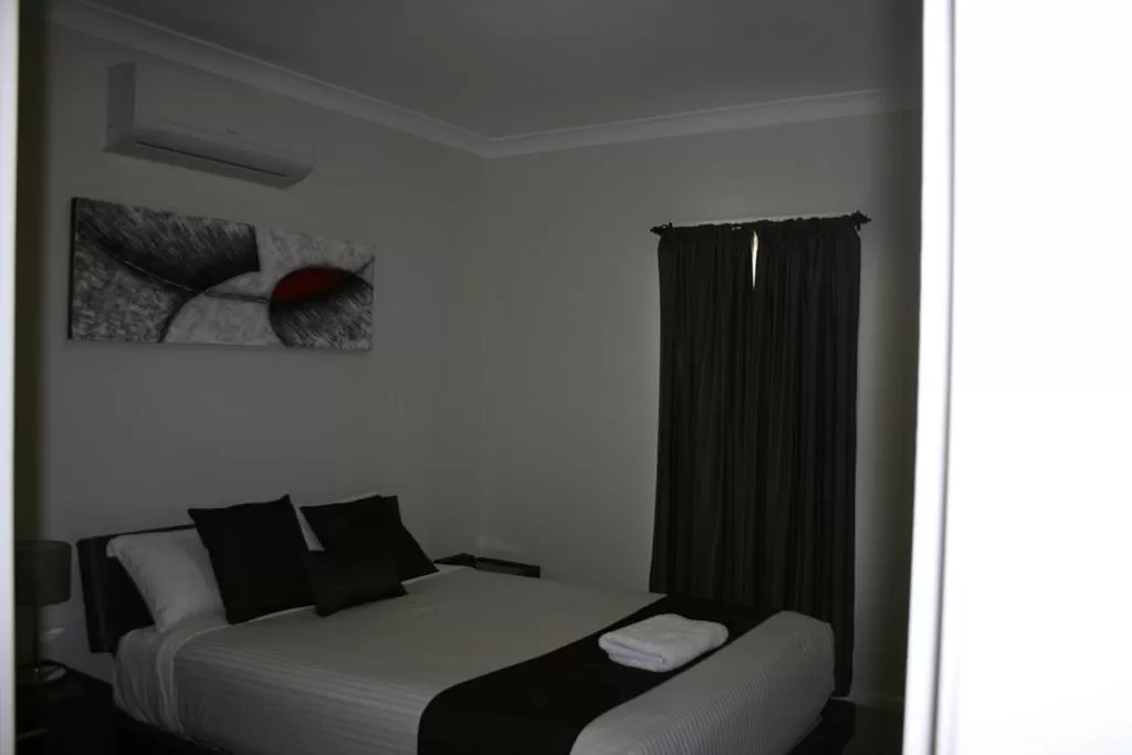 Bed in Noah's Mid City Motor Inn Muswellbrook