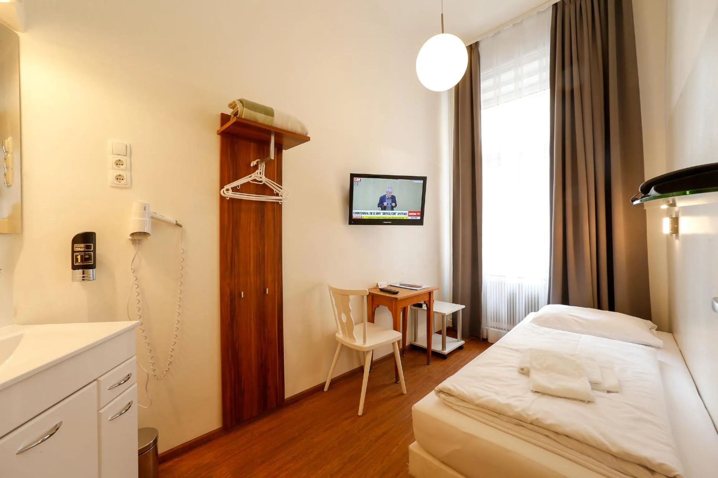 Bed in Timeout City Hotel, 5 min to city center, Self Check In