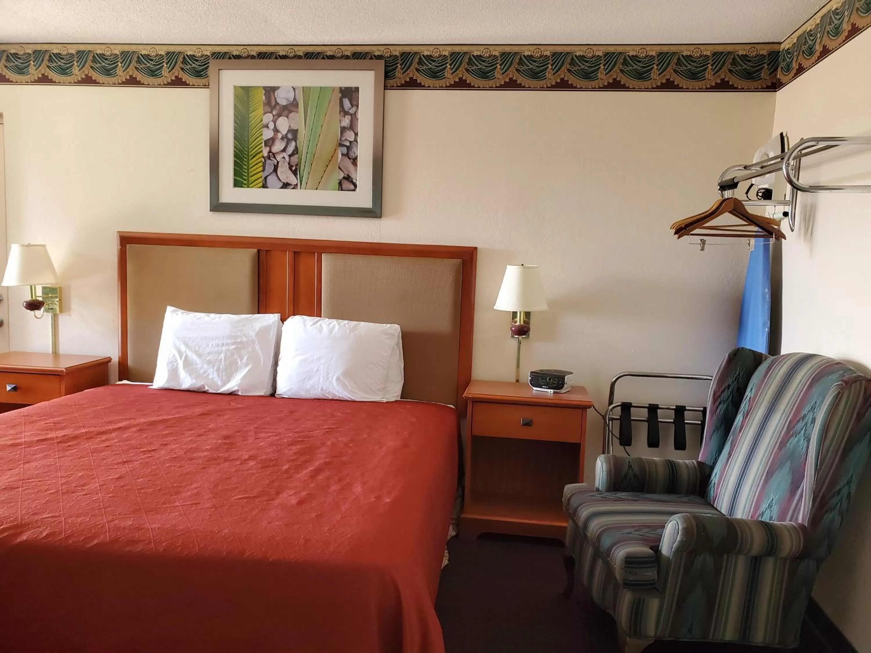 Bed in Americas Best Value Inn Wildersville