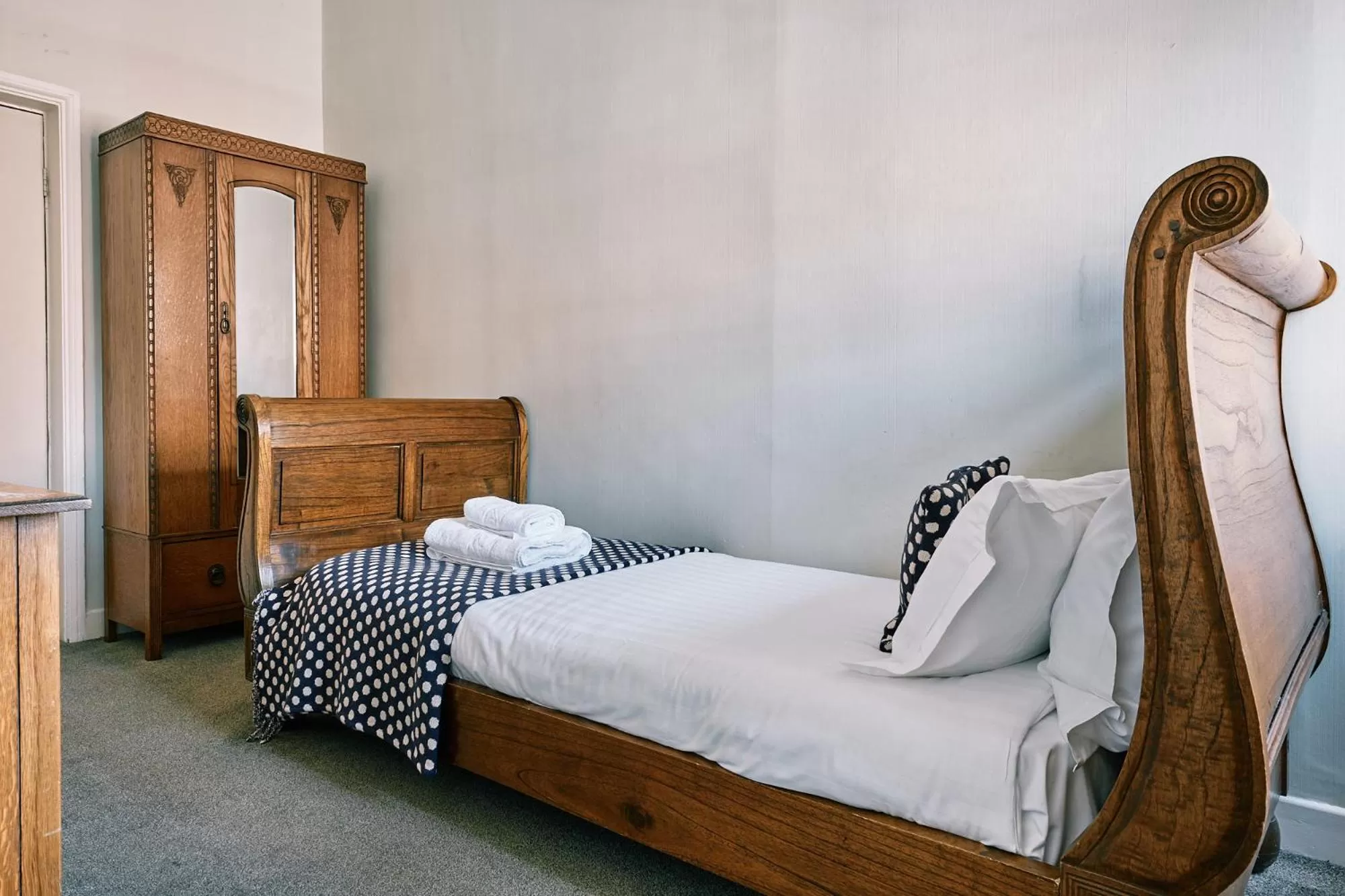 Bed in The Queens Hotel