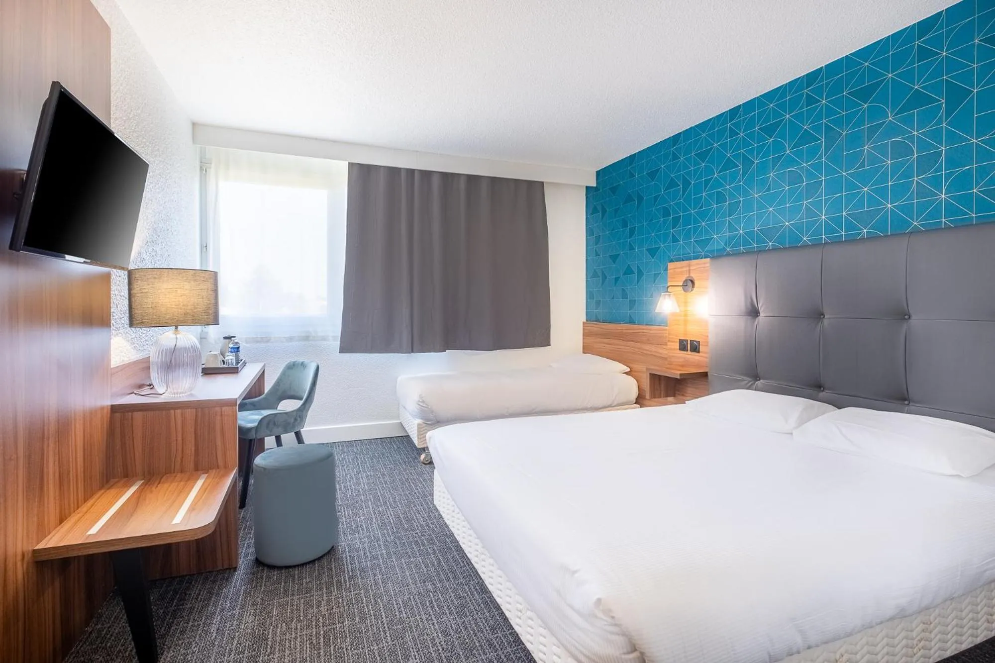 Photo of the whole room, Bed in Hôtel Akena Poitiers Nord Futuroscope