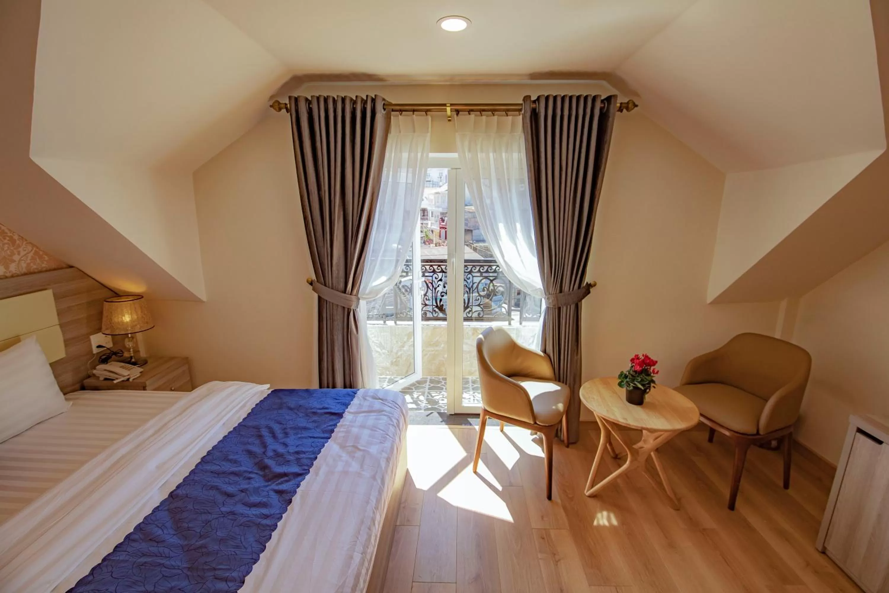 Balcony/Terrace, Bed in Khanh Uyen 1 Hotel