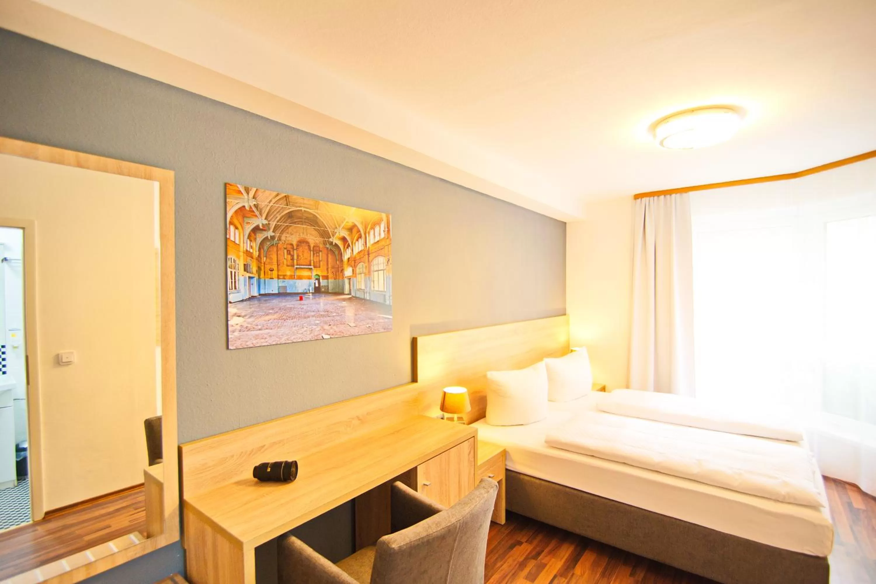 Photo of the whole room, Bed in BlnCty Hotel