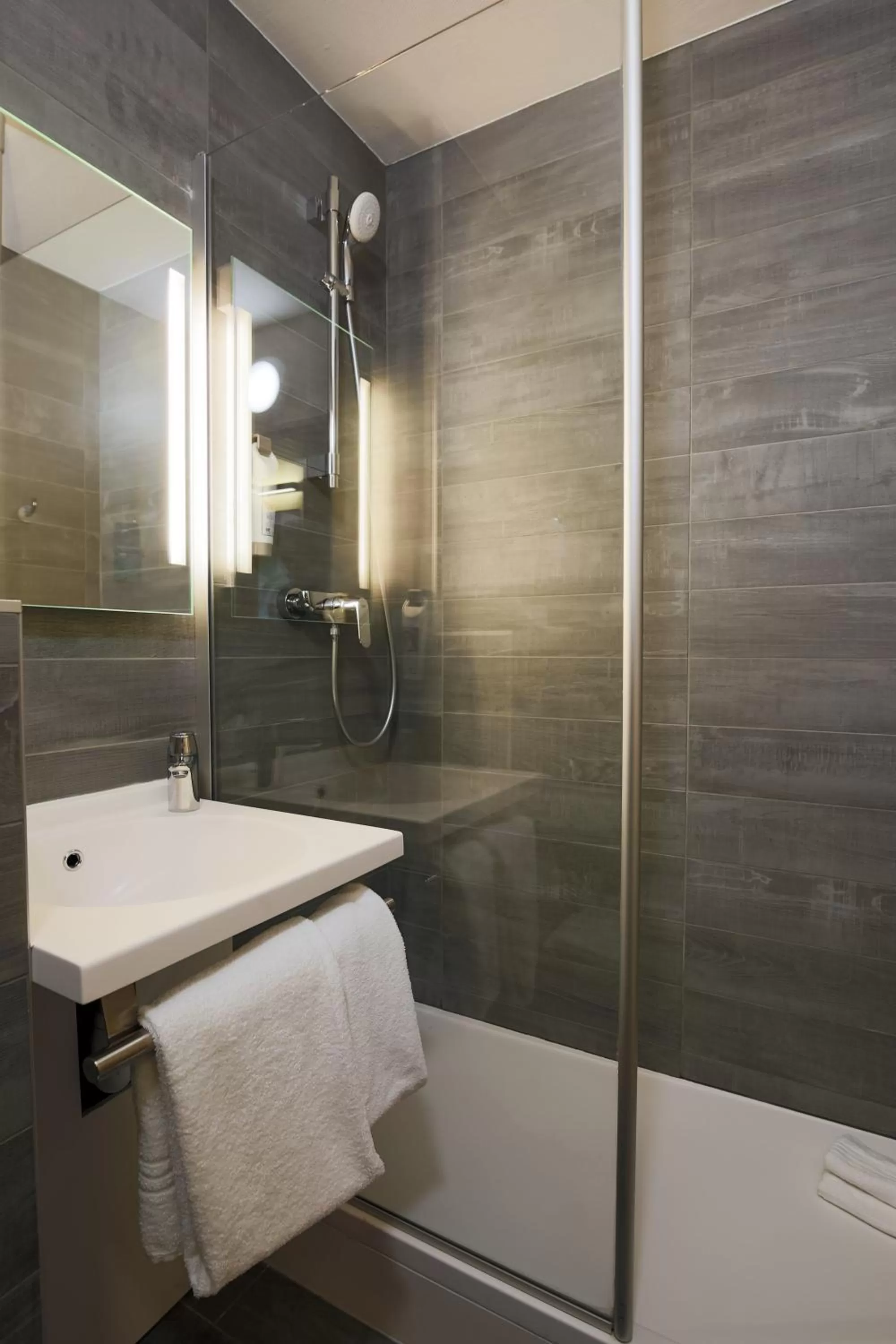 Bathroom in ibis Carcassonne Est la Cité