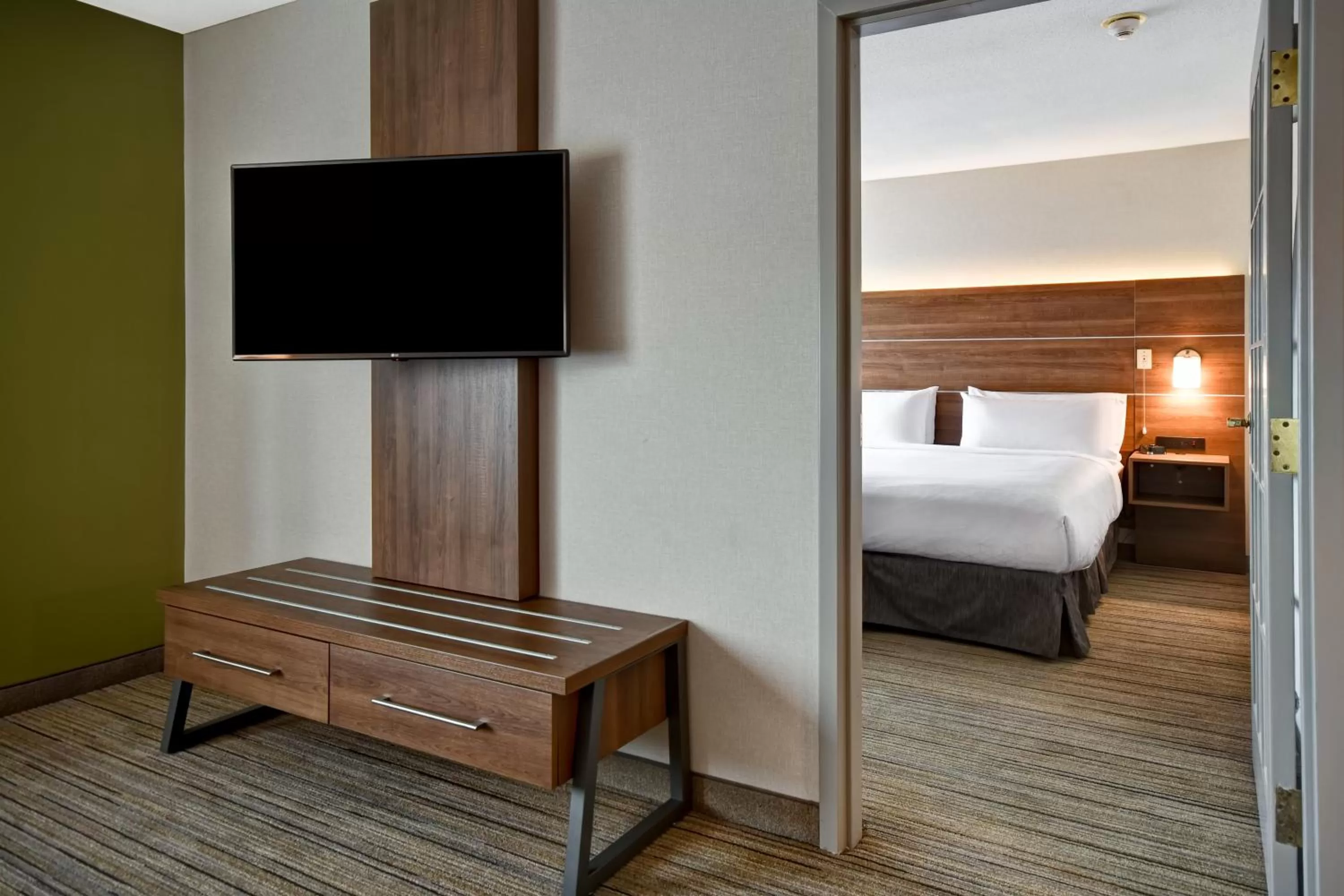 Photo of the whole room, Bed in Holiday Inn Express Newport North - Middletown by IHG