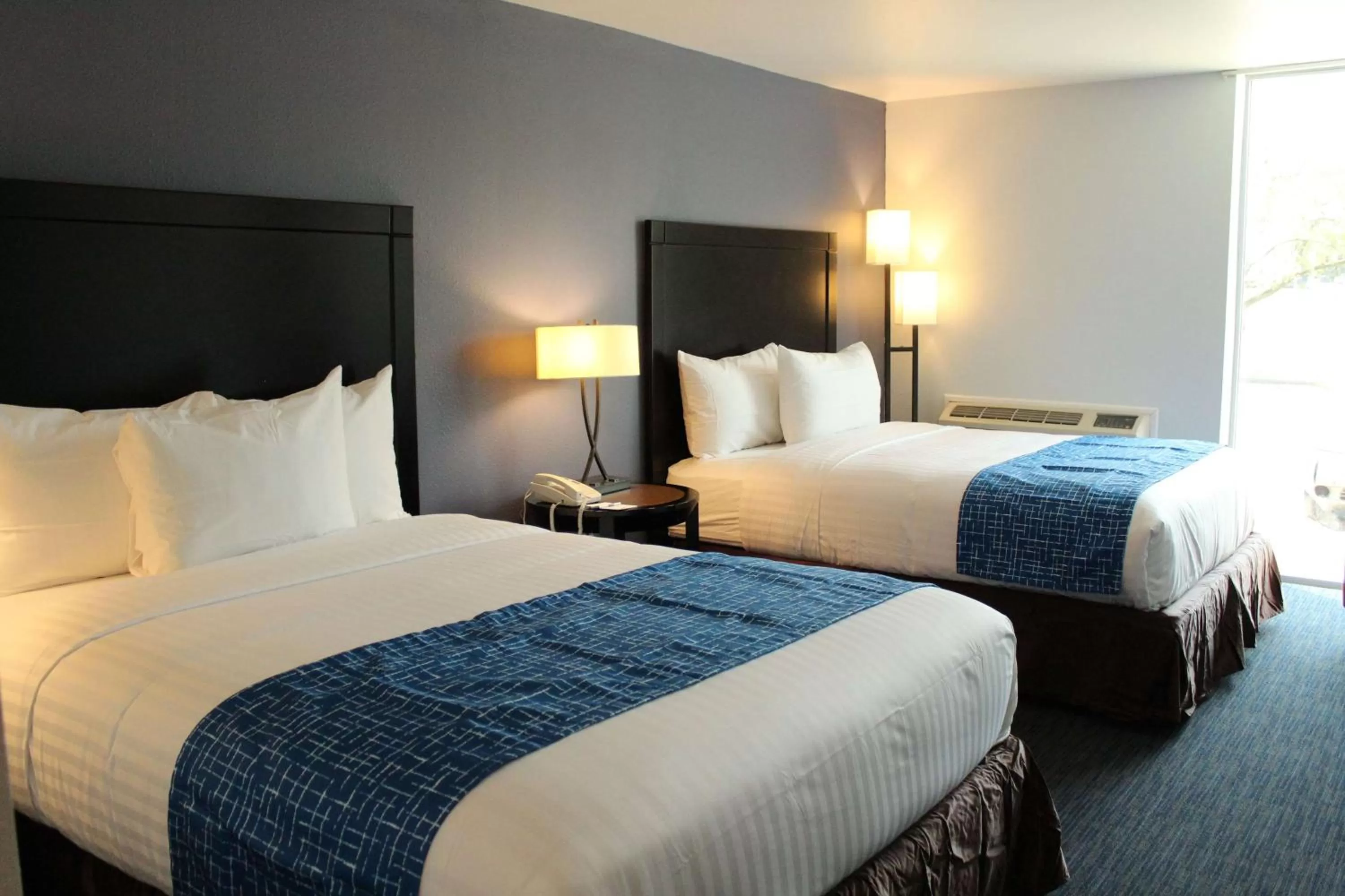 Photo of the whole room, Bed in Travelodge by Wyndham Water's Edge Hotel - Racine