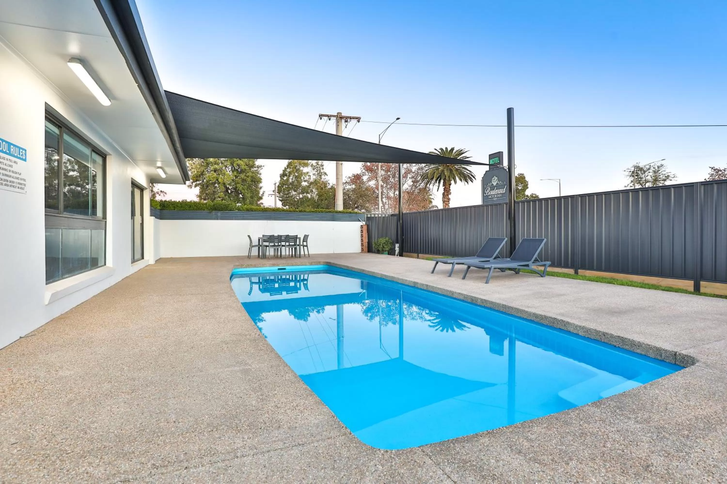 Swimming pool in Boulevard Motor Inn Mildura