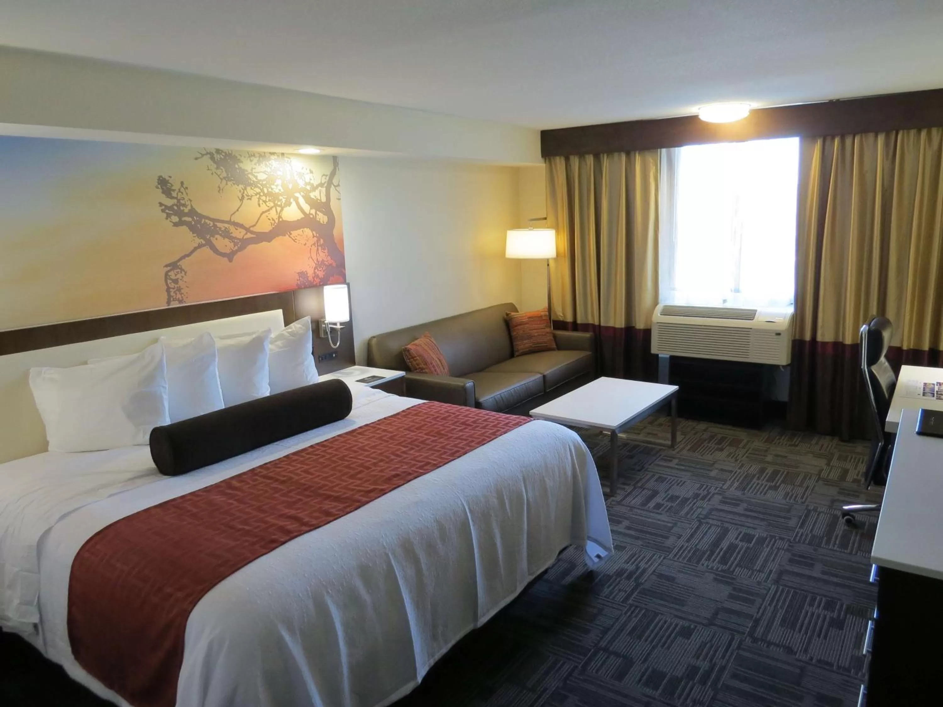 Photo of the whole room, Bed in Holiday Inn Brookfield - Milwaukee by IHG