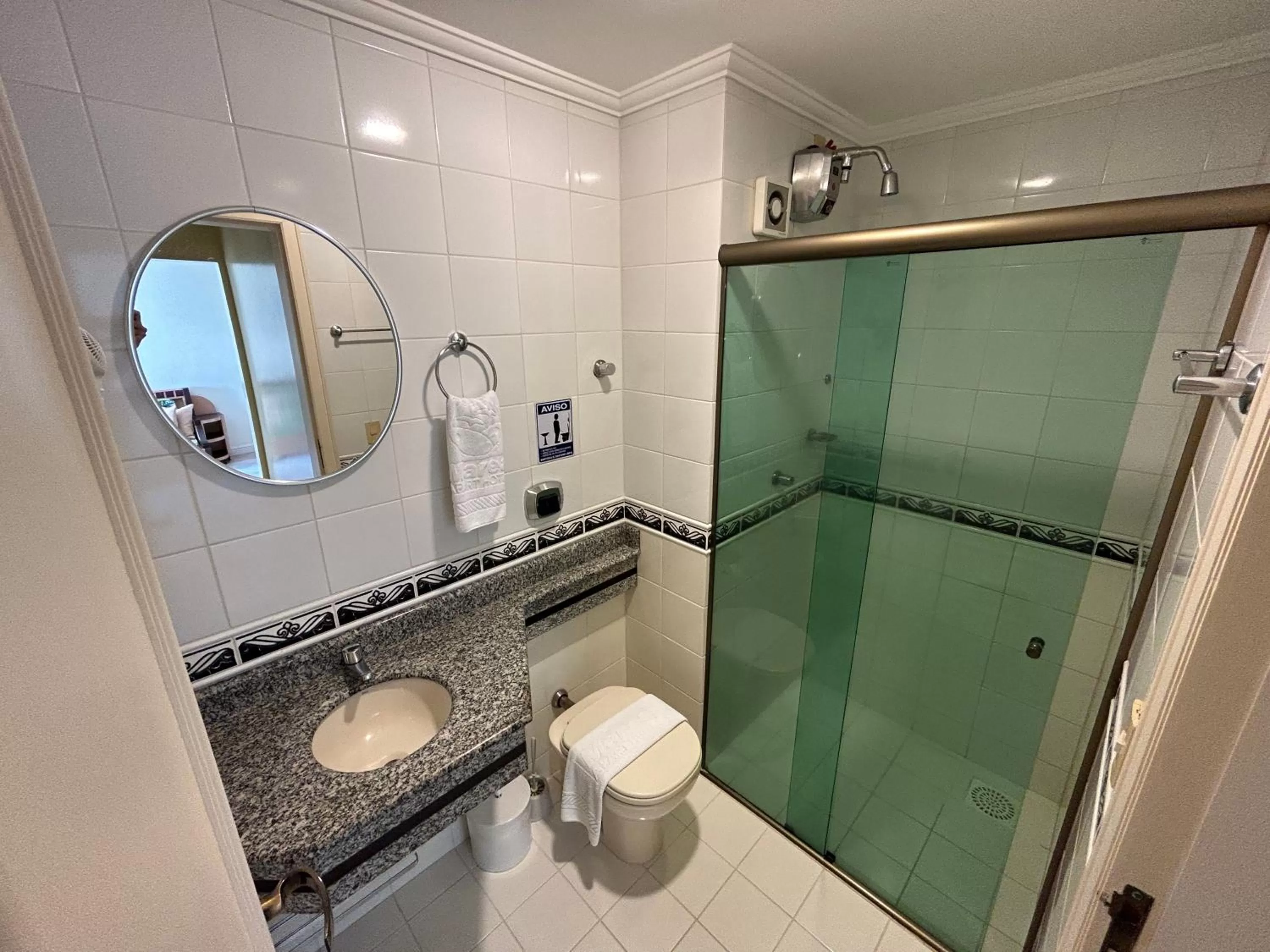 Bathroom in Golfinhos Apart Hotel