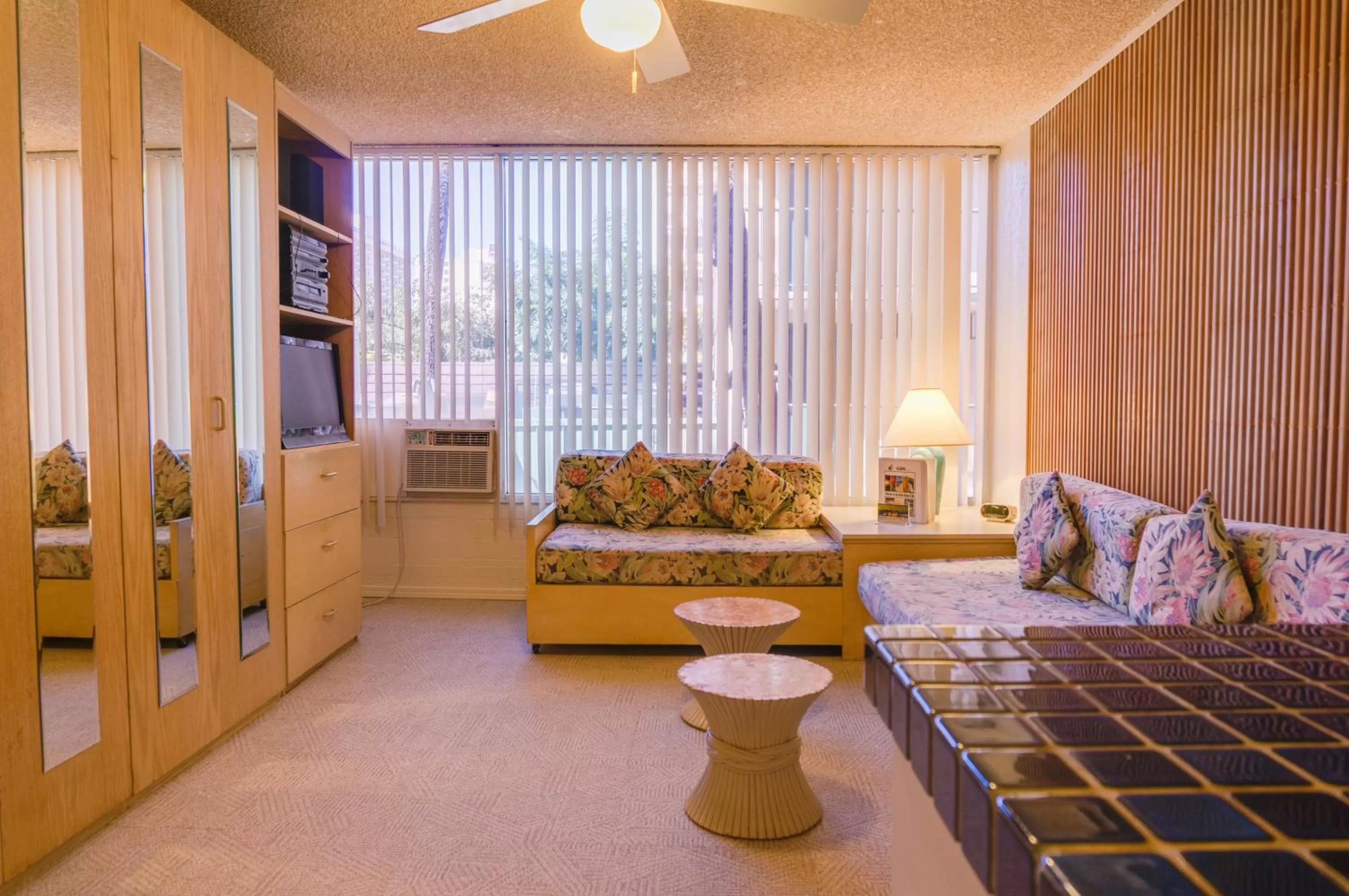 Living room in Kuhio Banyan Hotel (with Kitchenettes)