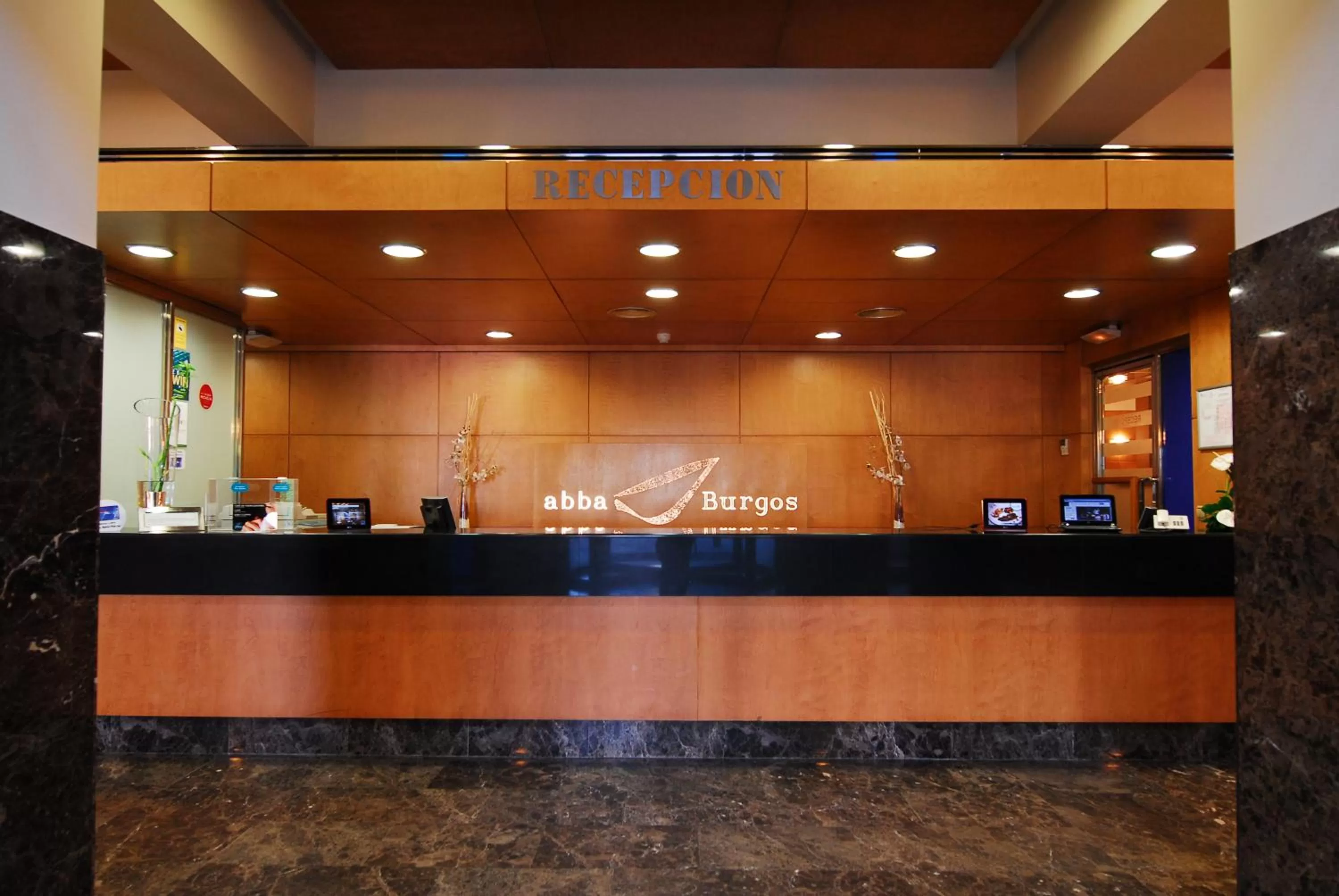 Facade/entrance in Abba Burgos