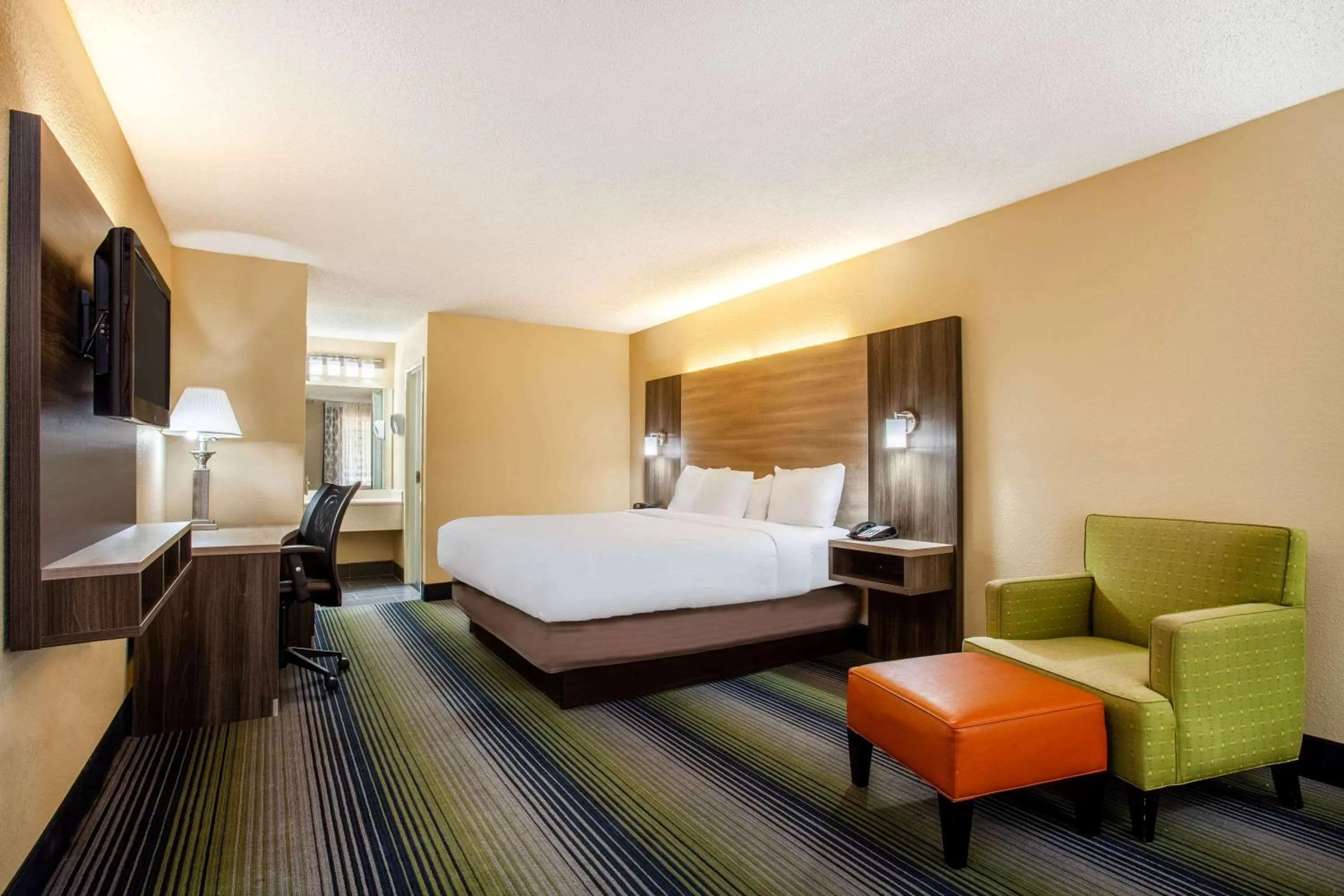 Photo of the whole room, Bed in Baymont by Wyndham McDonough