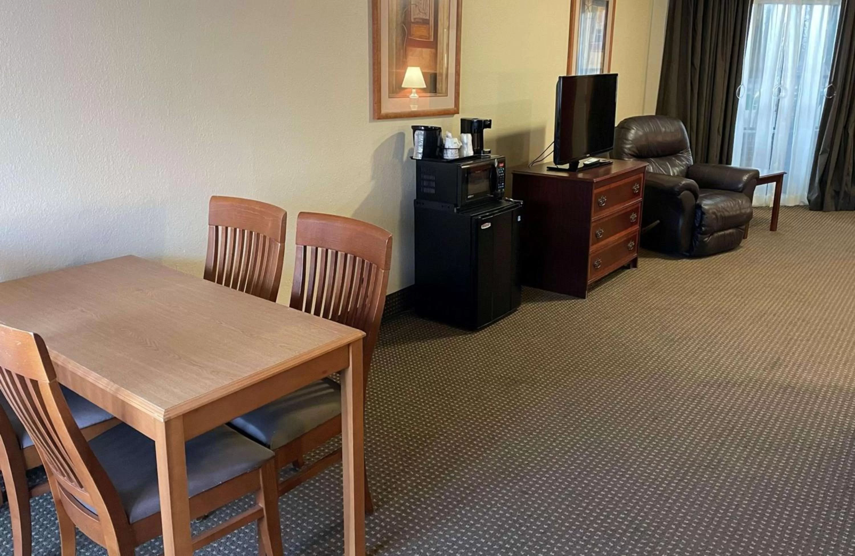 Bedroom in Crossroads Hotel & Event Center