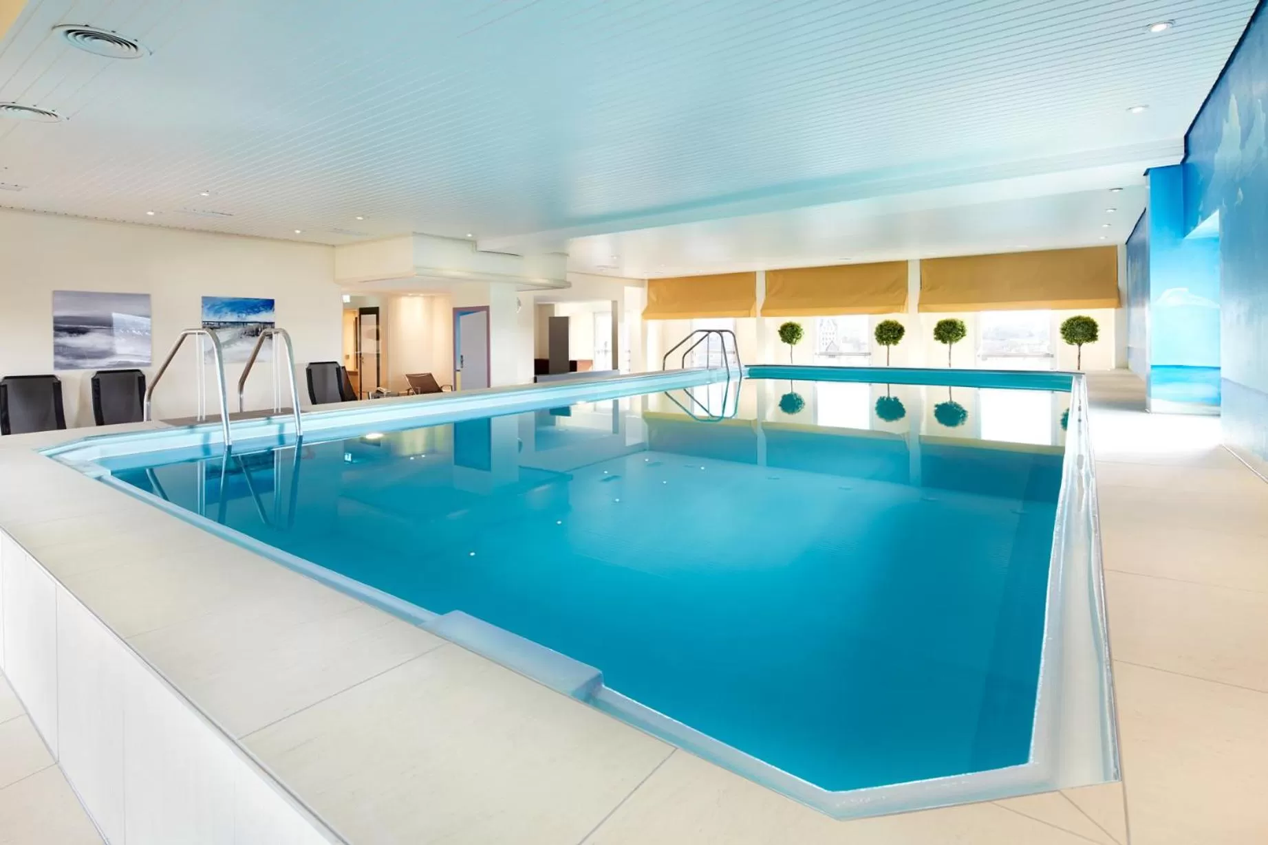 Swimming pool in Best Western Plus Arosa Hotel