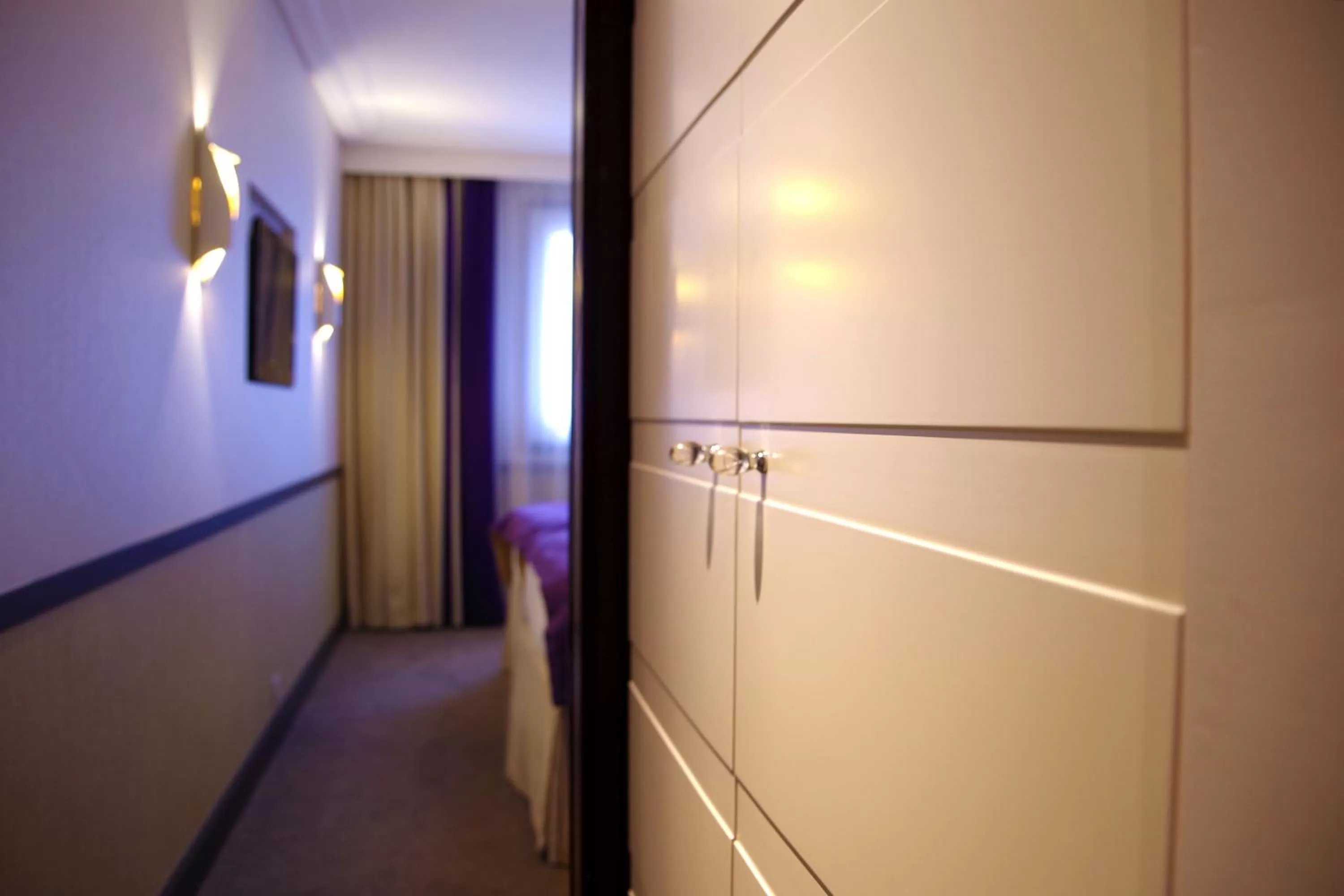 Photo of the whole room in Hôtel Paris Neuilly