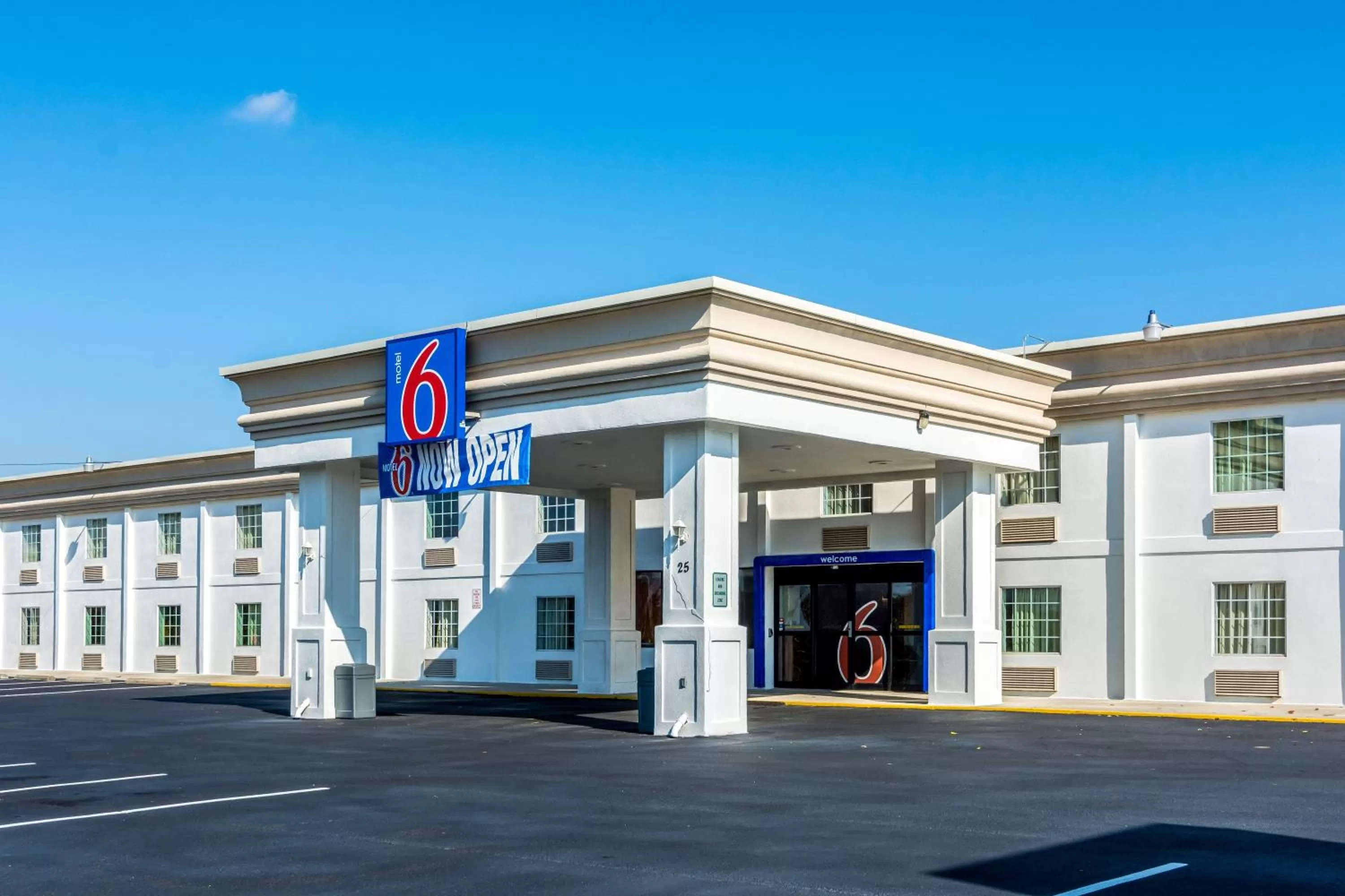 Facade/entrance in Motel 6-Petersburg, VA - Fort Lee