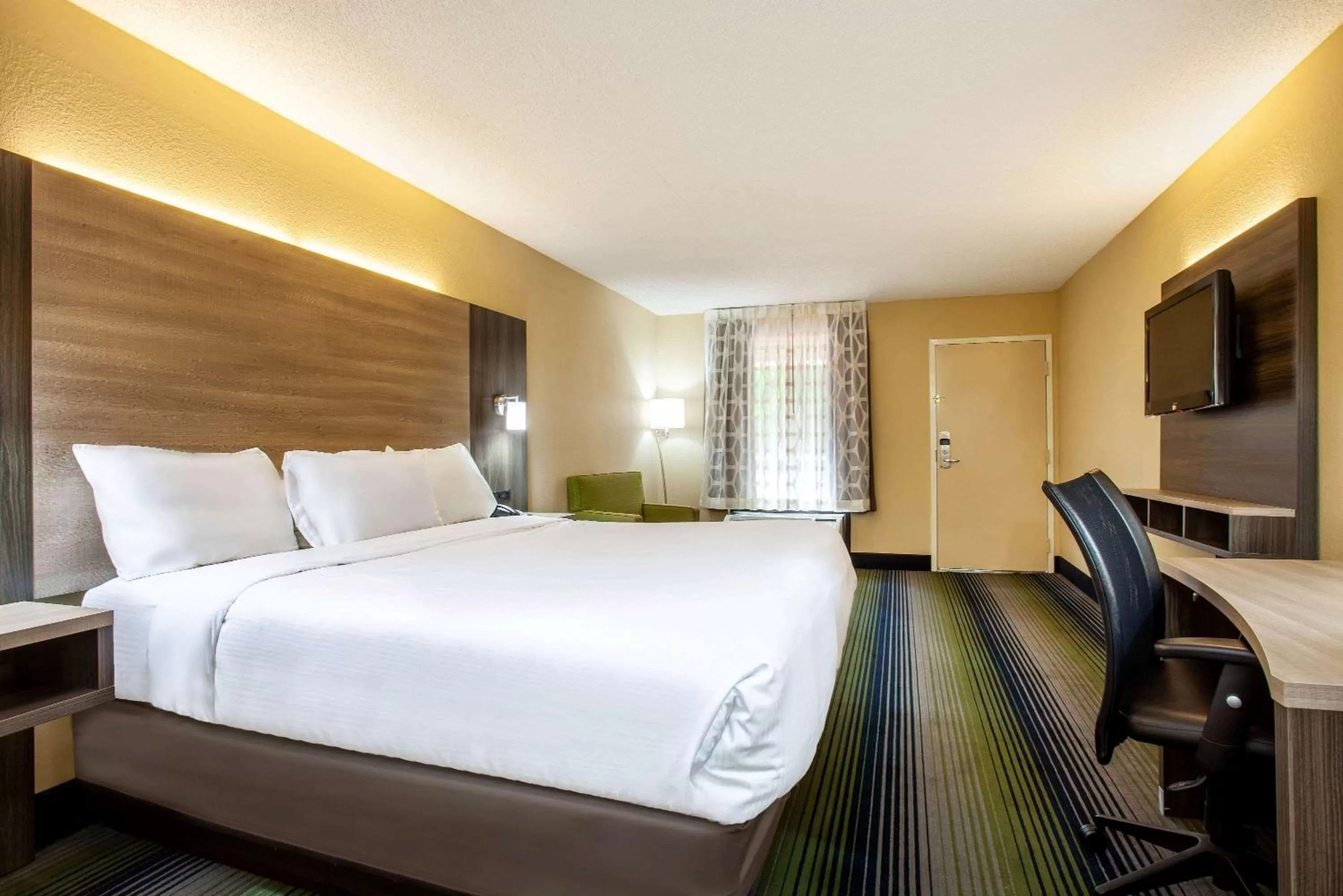 Photo of the whole room, Bed in Baymont by Wyndham McDonough