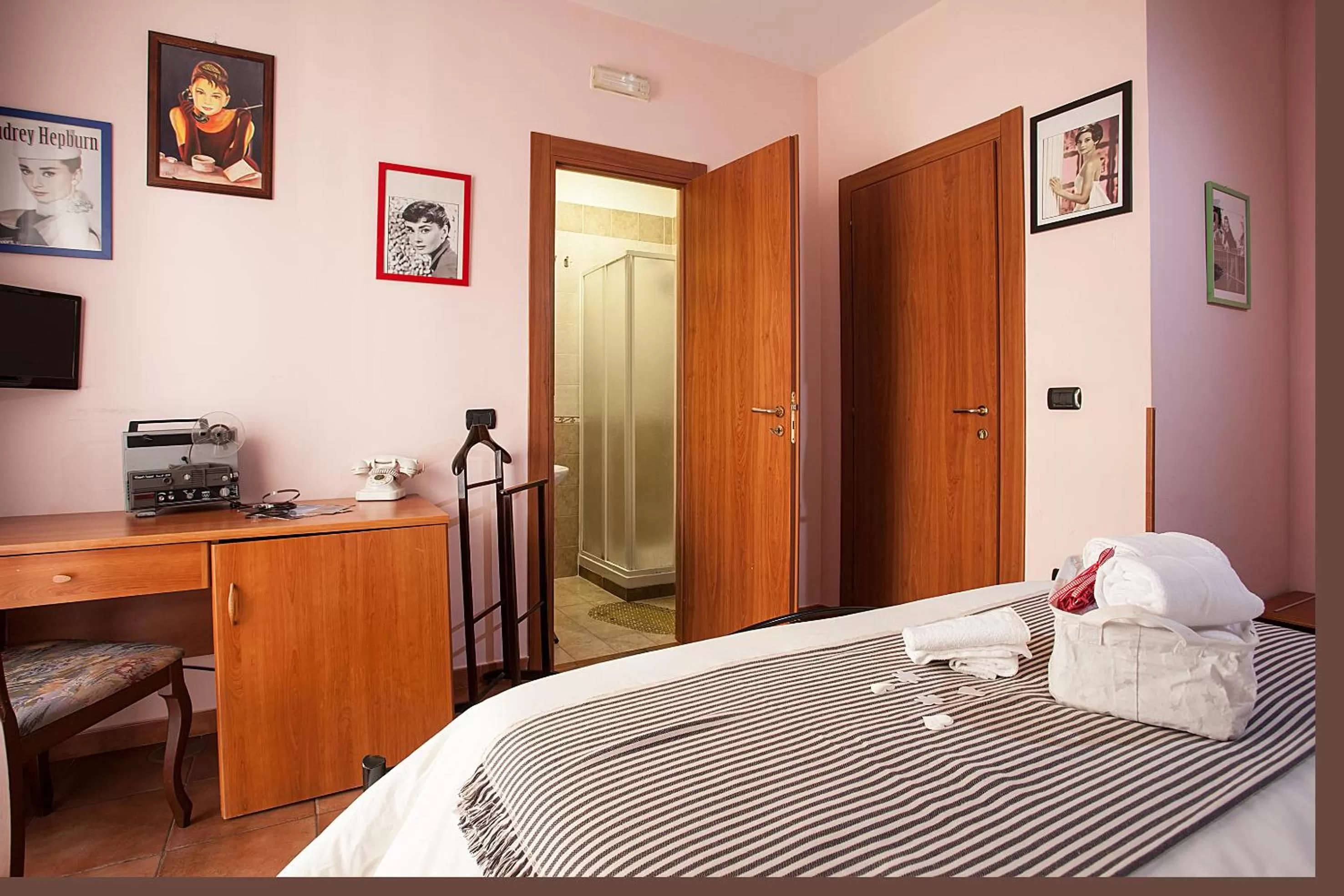 Photo of the whole room, Bed in Hotel Cineholiday