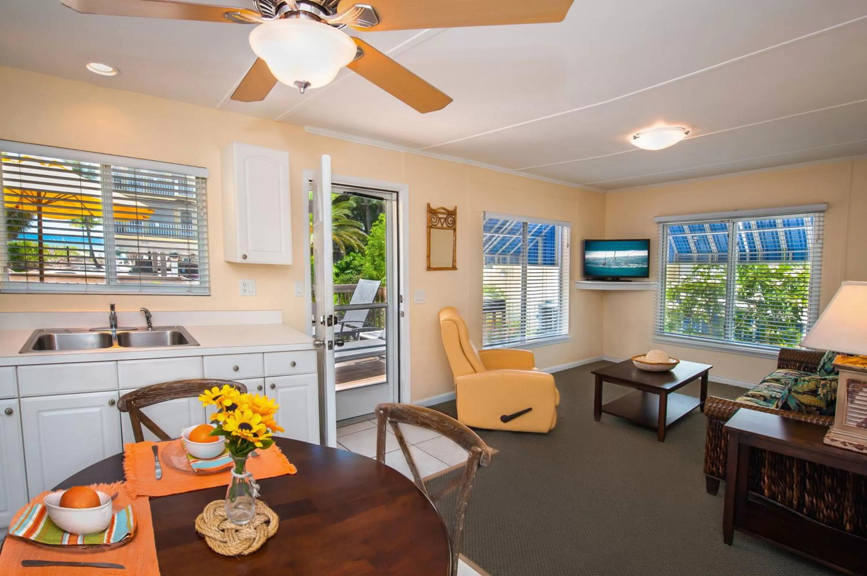 Living room in Cedar Cove Resort & Cottages