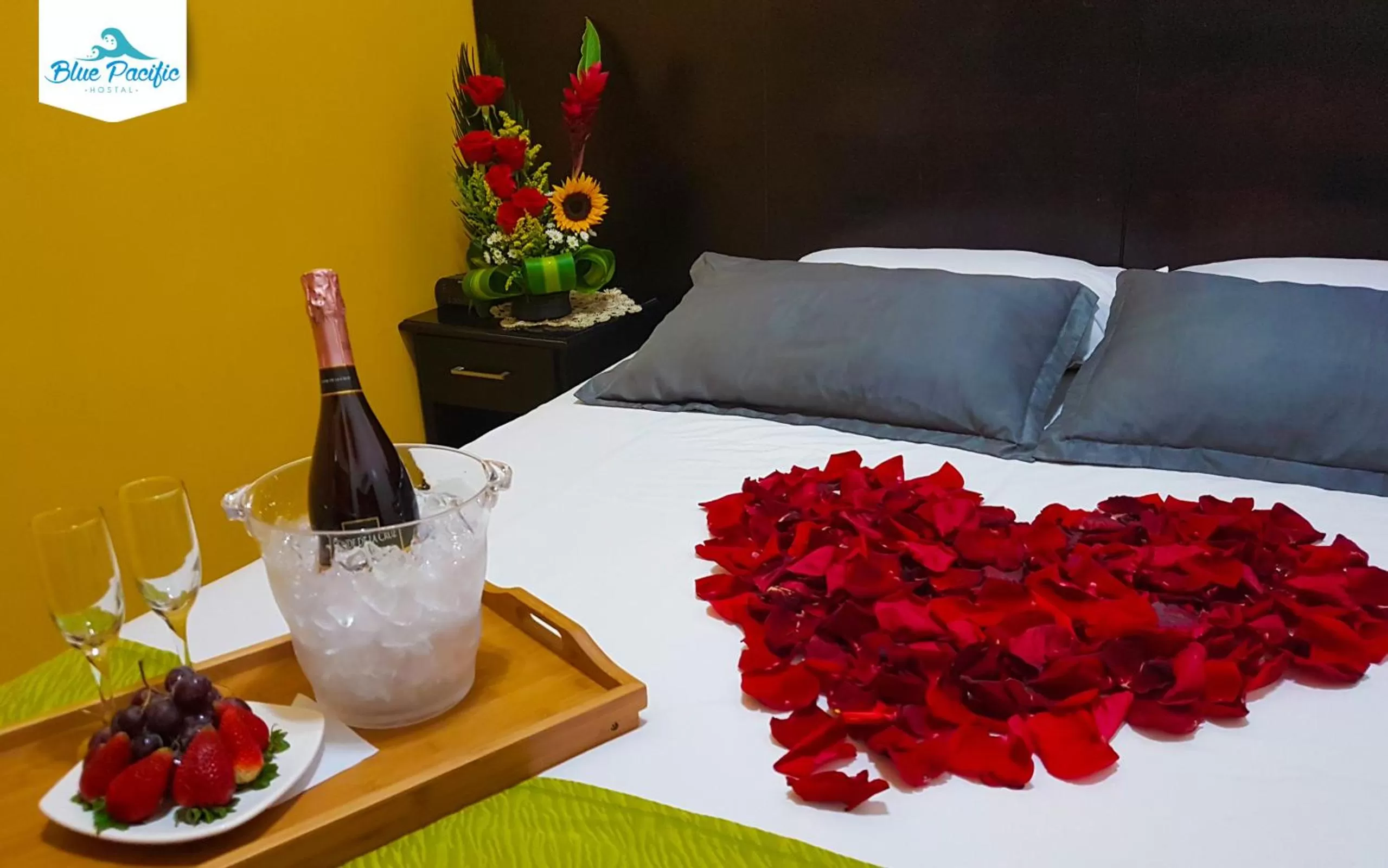 Bedroom, Drinks in Hostal Blue Pacific