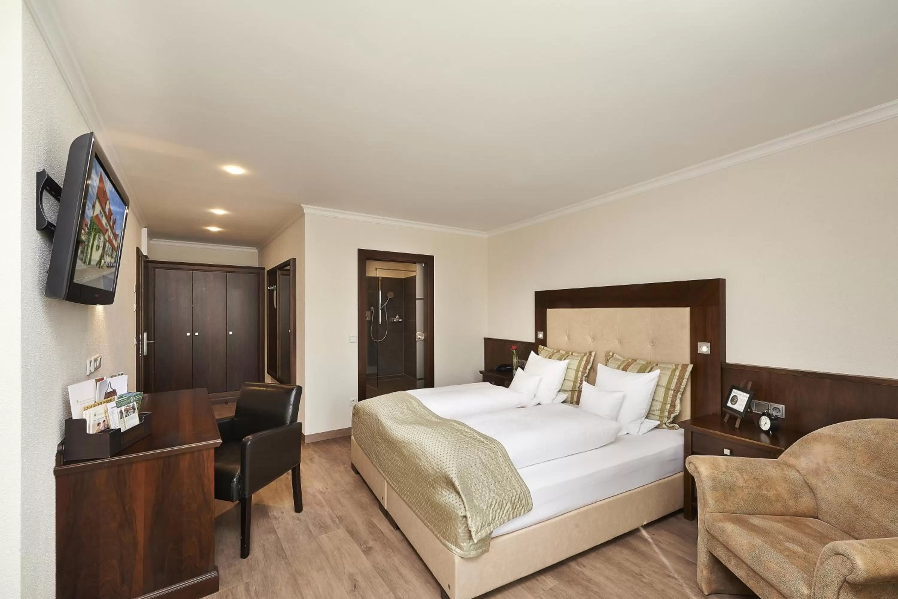 Photo of the whole room, Bed in Brauereigasthof Zum Löwenbräu