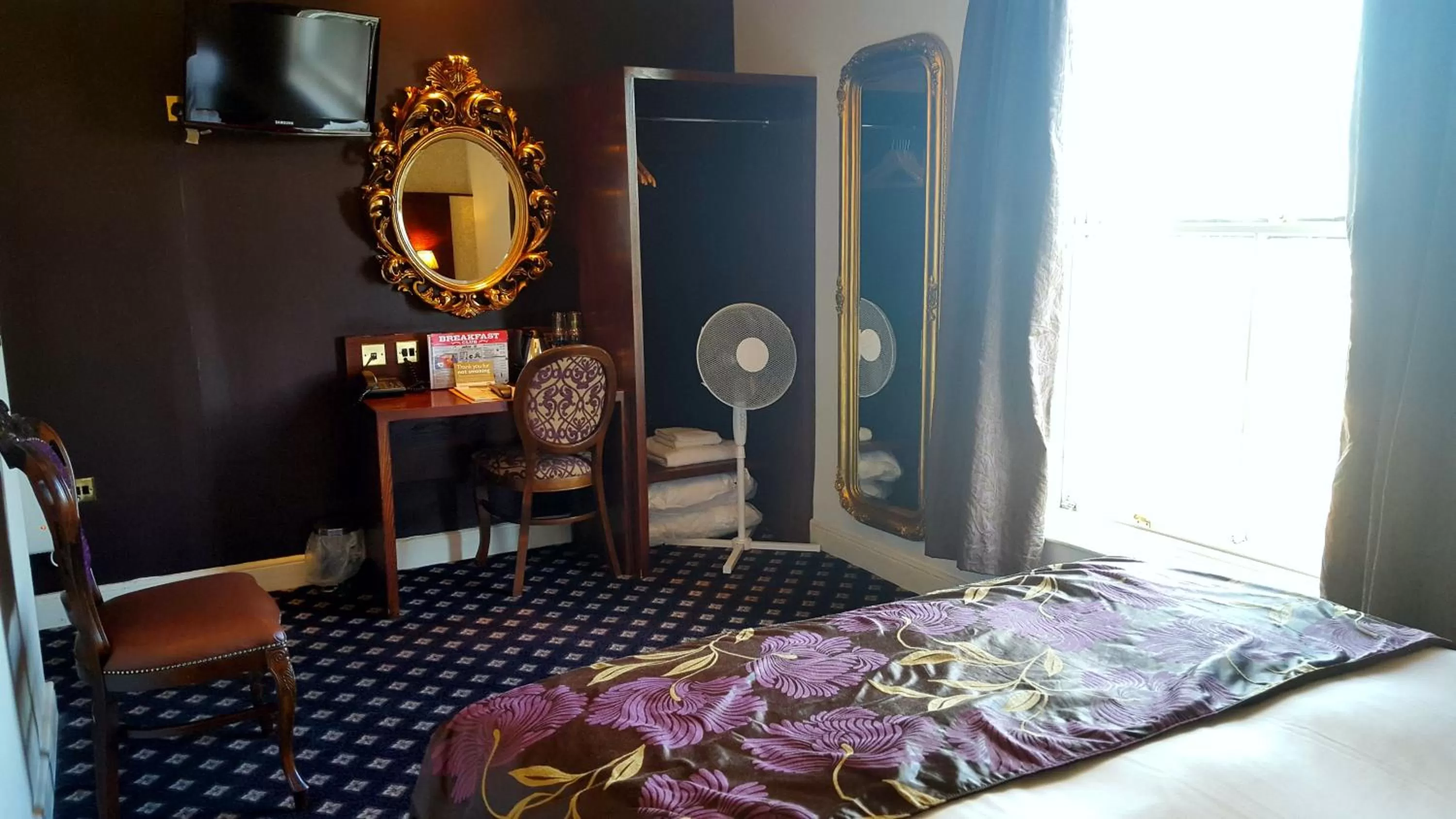 TV and multimedia in The Foley Arms Hotel Wetherspoon