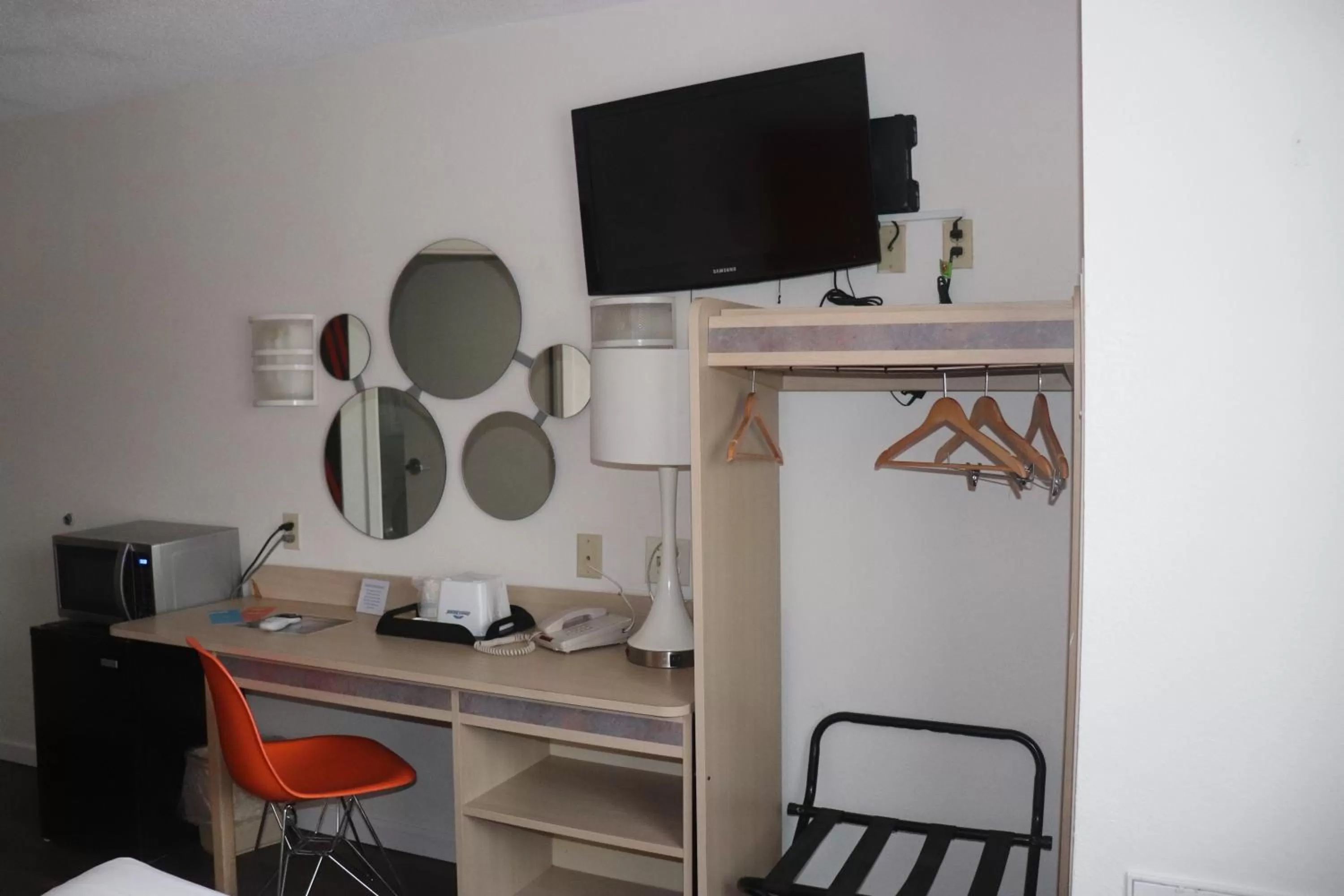 TV and multimedia in Howard Johnson by Wyndham Tifton GA I-75