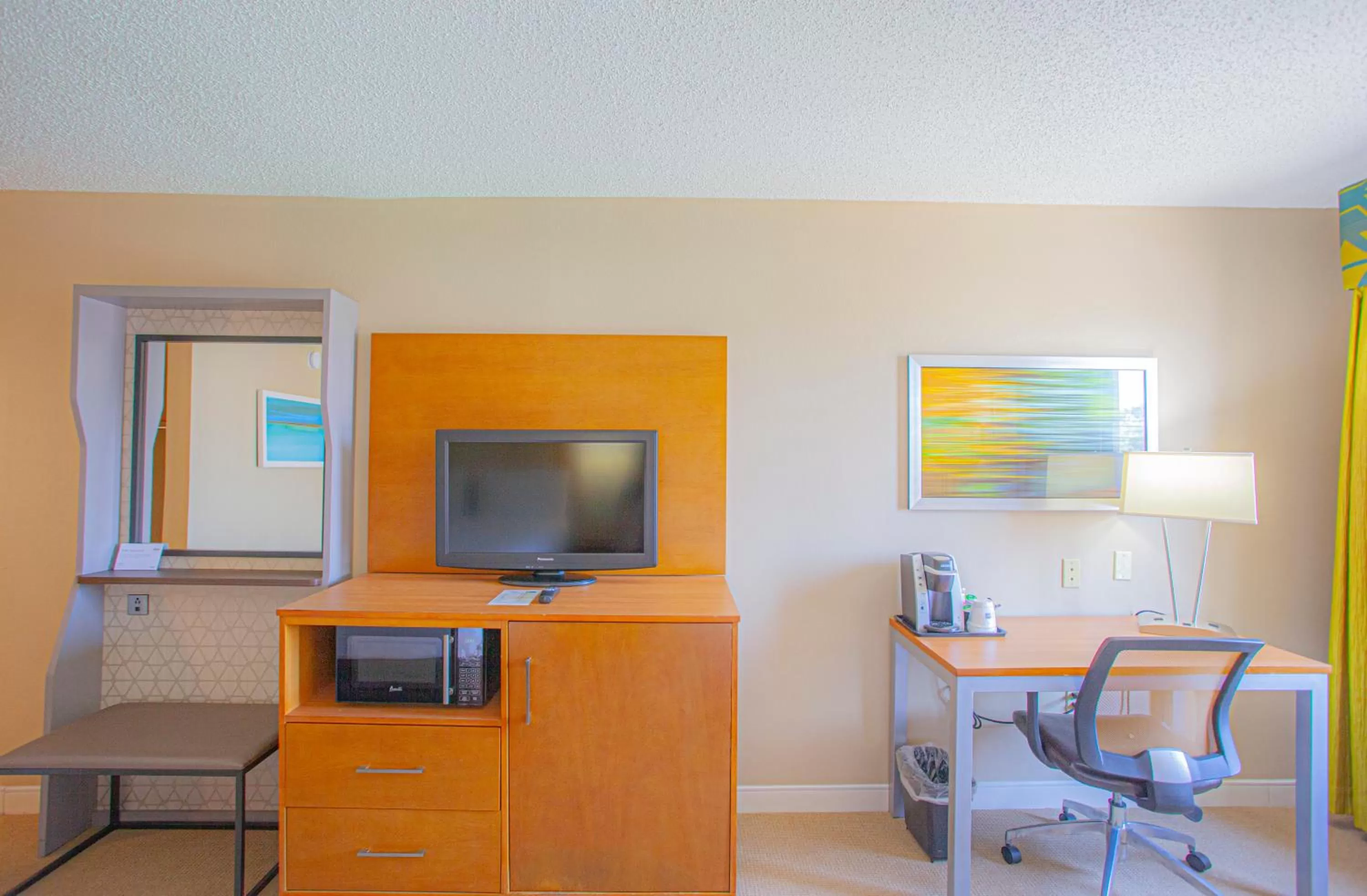 TV and multimedia in Holiday Inn & Suites Spring - The Woodlands