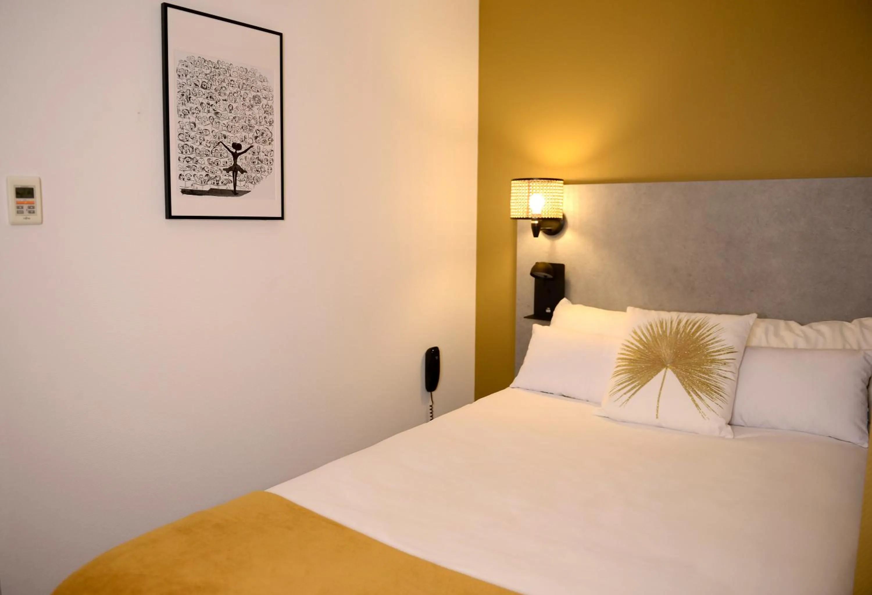 People, Bed in Hôtel Villa Berlioz