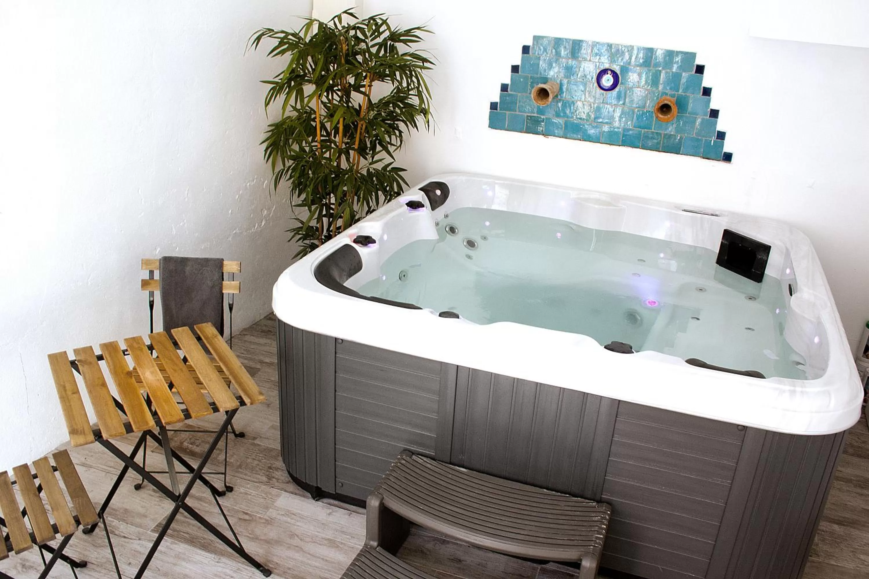 Hot Tub in Maison Saint Louis avec Jacuzzi