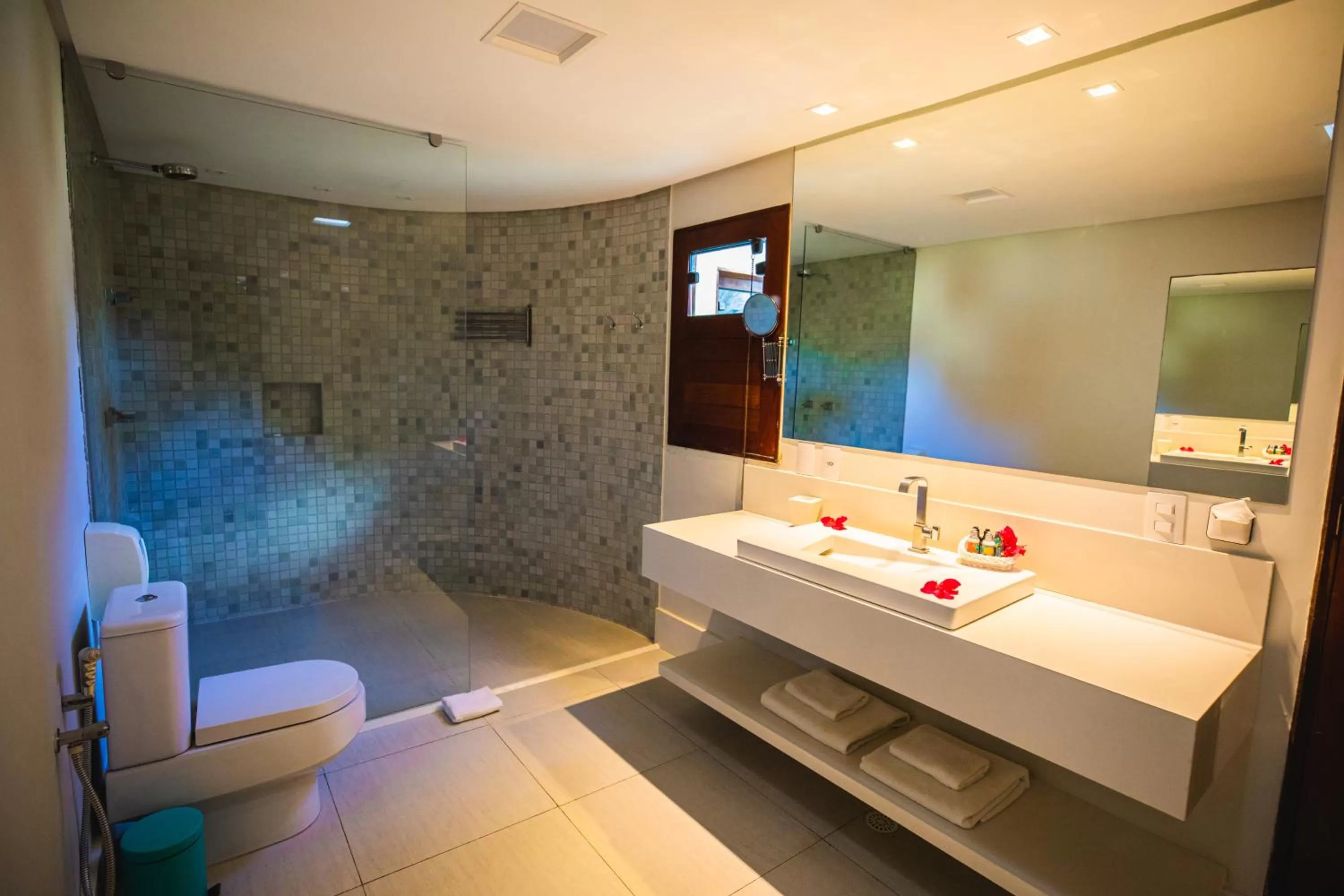 Shower, Bathroom in Pousada Rangai