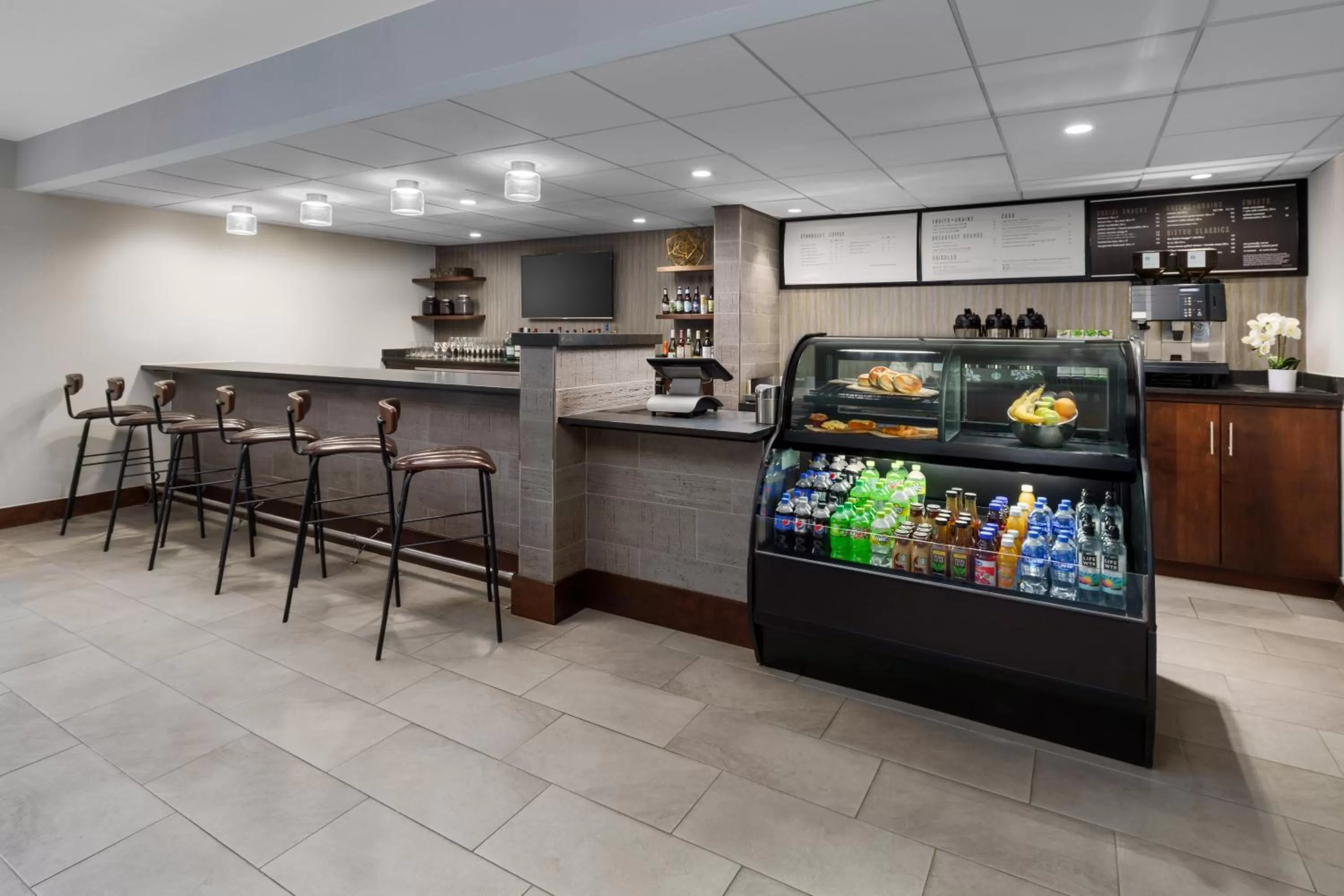 Coffee/tea facilities in Courtyard Manchester-Boston Regional Airport