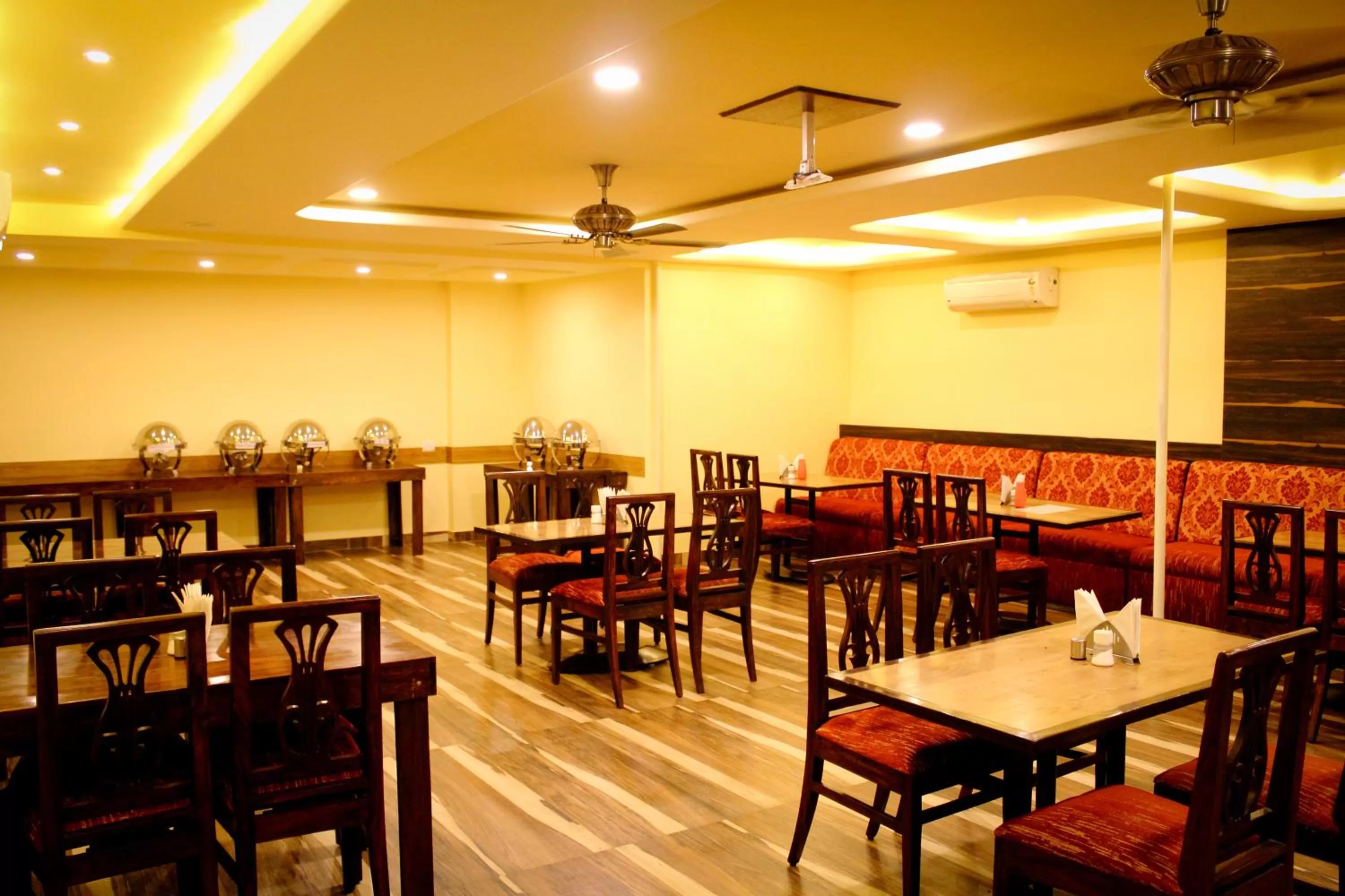 Restaurant/places to eat in Hotel H R Palace