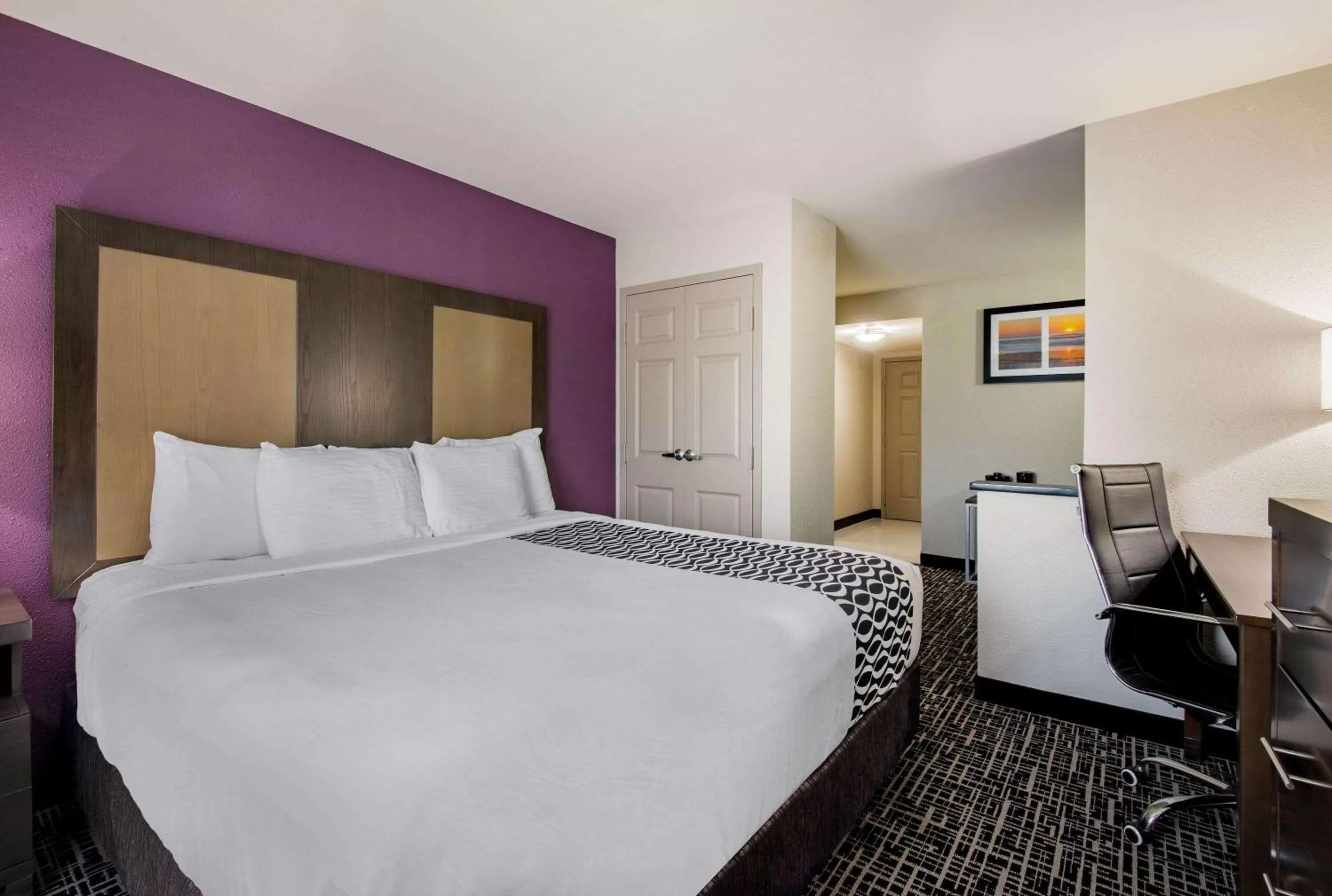 Photo of the whole room, Bed in La Quinta Inn by Wyndham West Long Branch NJ Shore Area